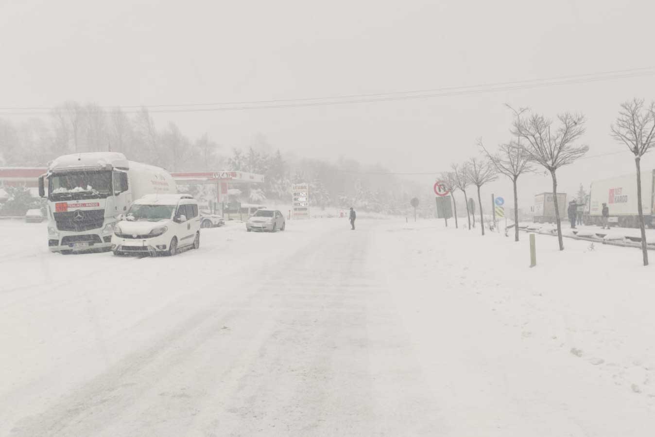 Bursa-Yalova güzergahında etkili olan kar yağışı