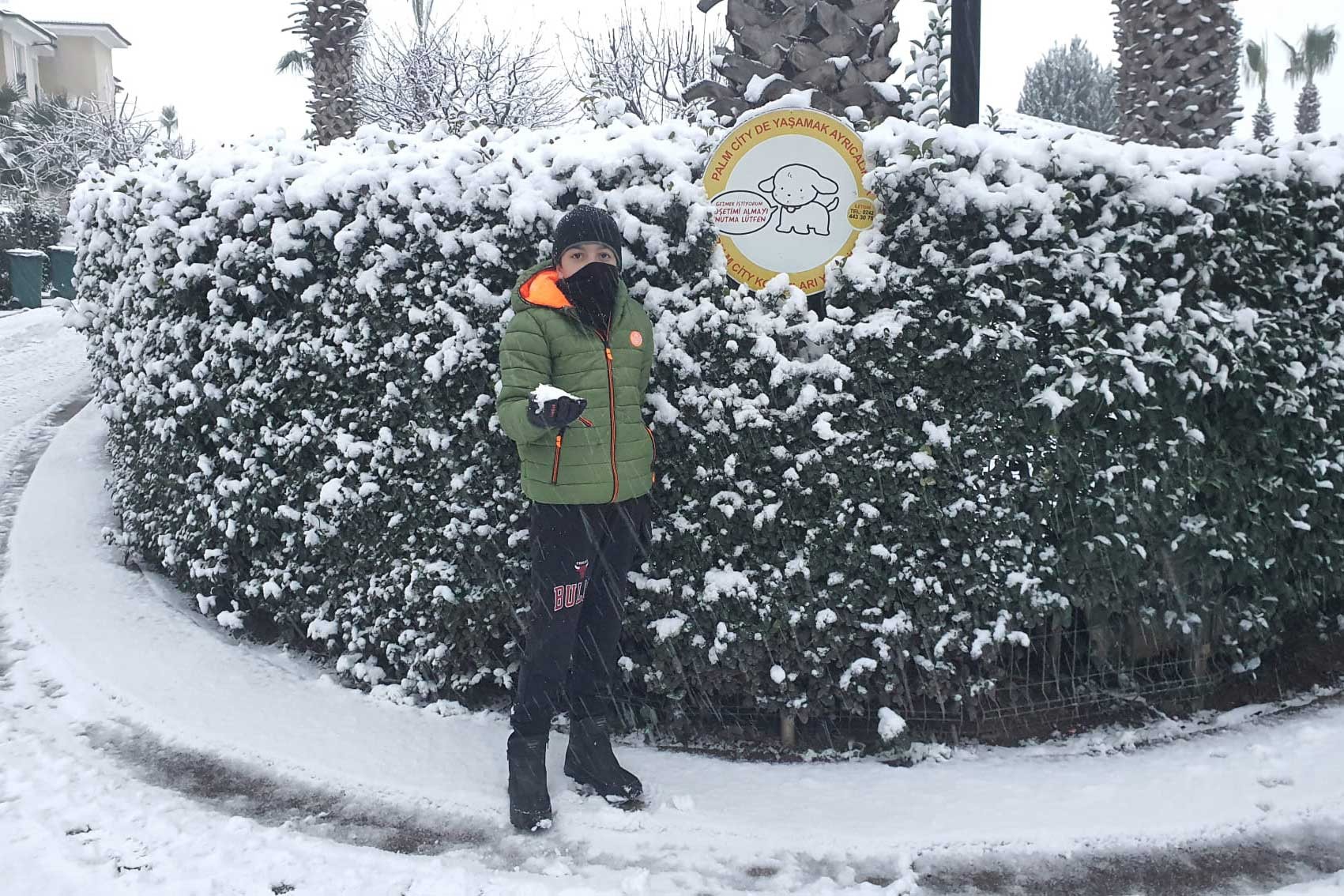 Antalya’ya kar yağmasını kutlayan çocuklar