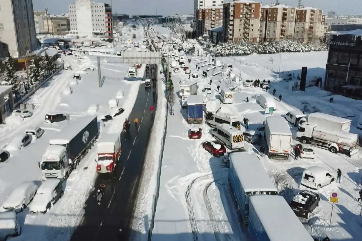 Hadımköy'de mahsur kalan araçlar