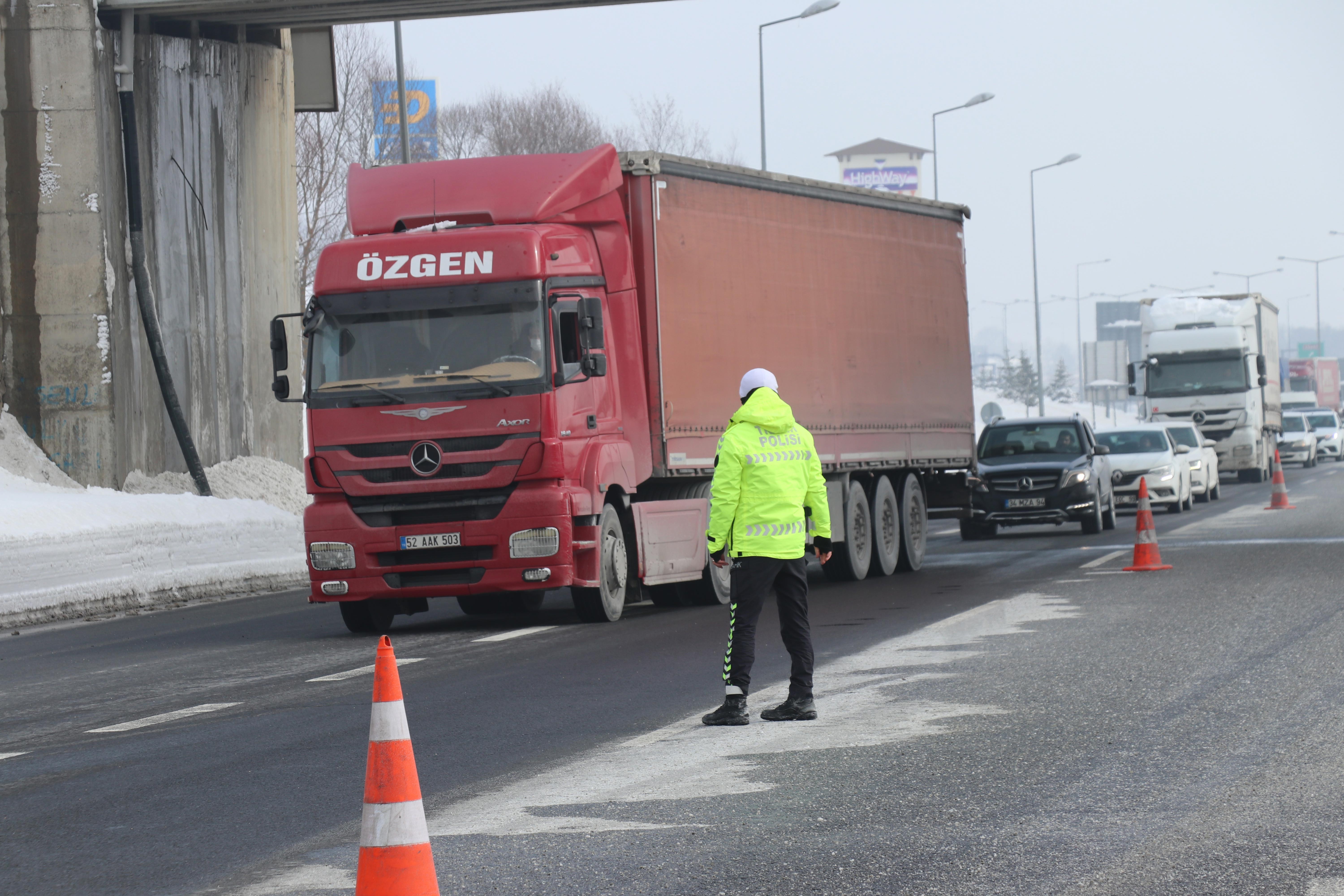 Araçlara geçiş izni veren trafik polisi