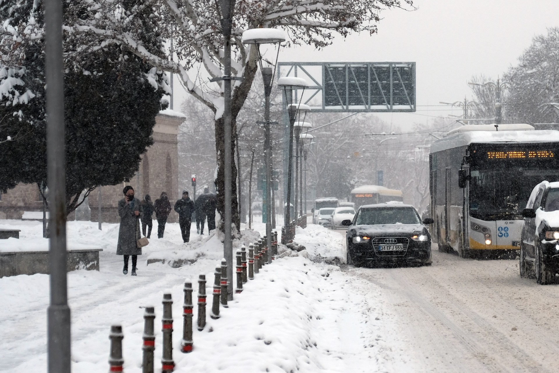 Konya'da kar yağışının etkili olduğu bir cadde