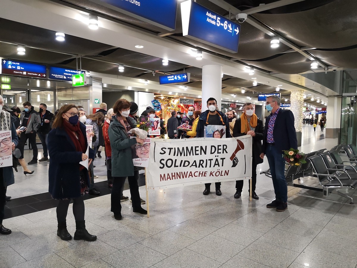 Yur dışı yasağı olan Kürt siyasetçi  Hamide Akbayır'ın havaalanı karşılaması