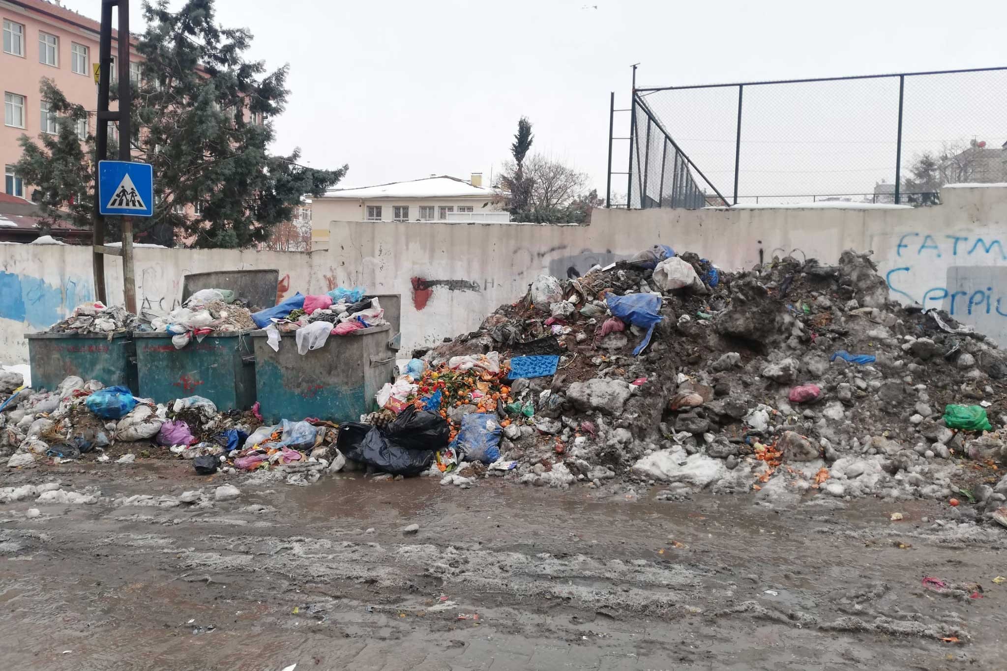 Antep'in kenar mahallerindeki çöp yığınları