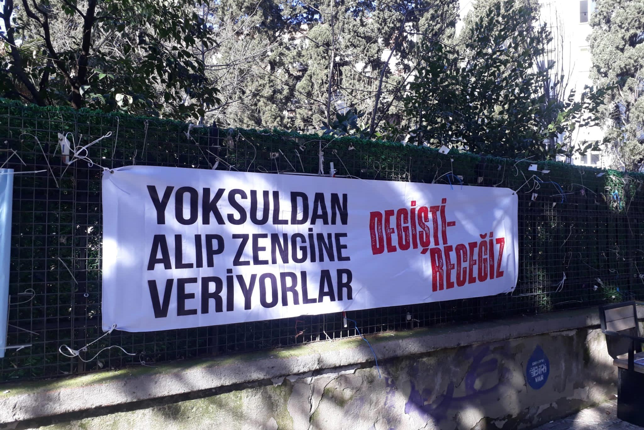 Değiştireceğiz pankartı