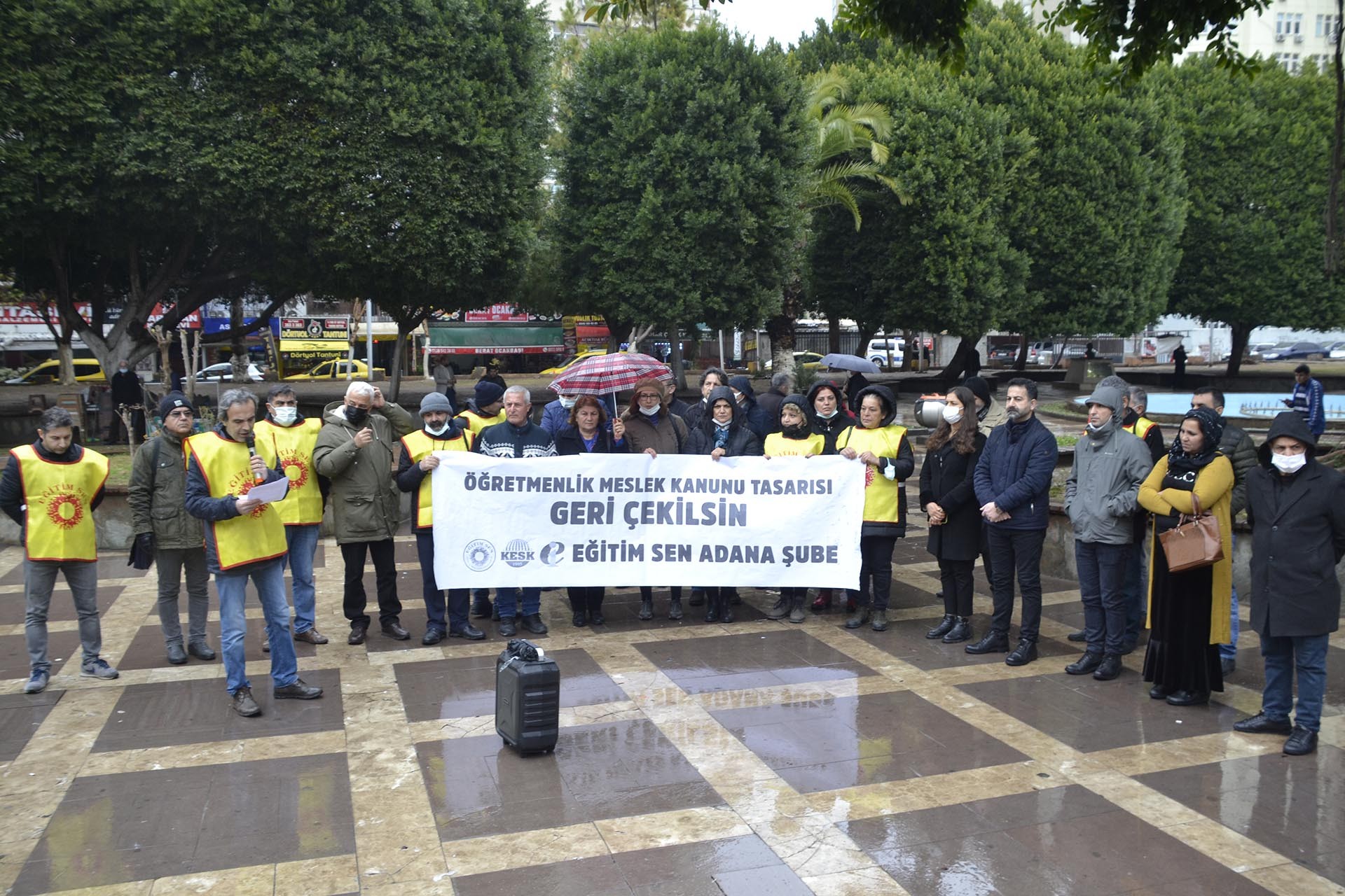 Eğitim Sen Adana Şube üyeleri açıklama yaptı