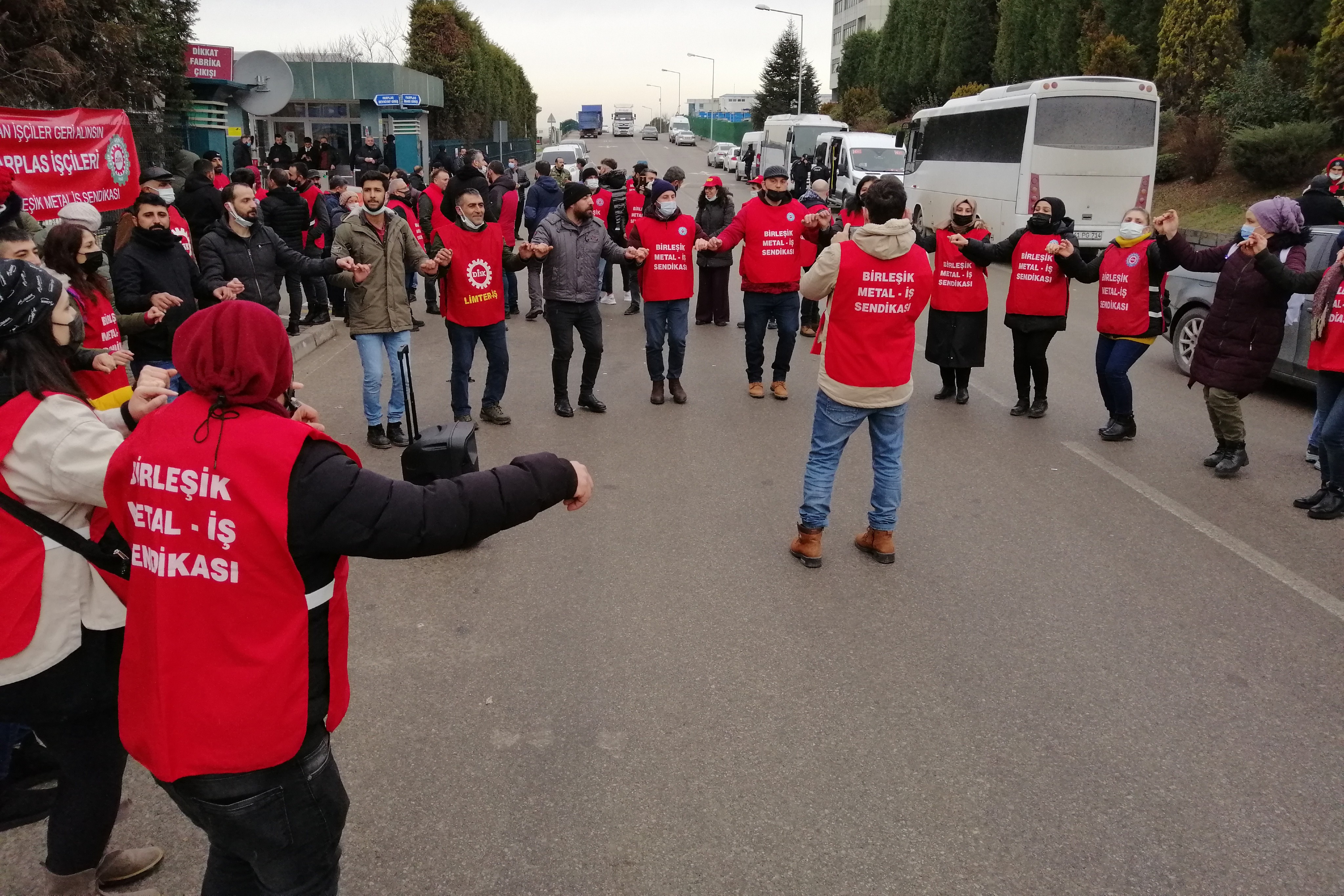 Farplas işçileri direnişi fabrika önüne taşıdı