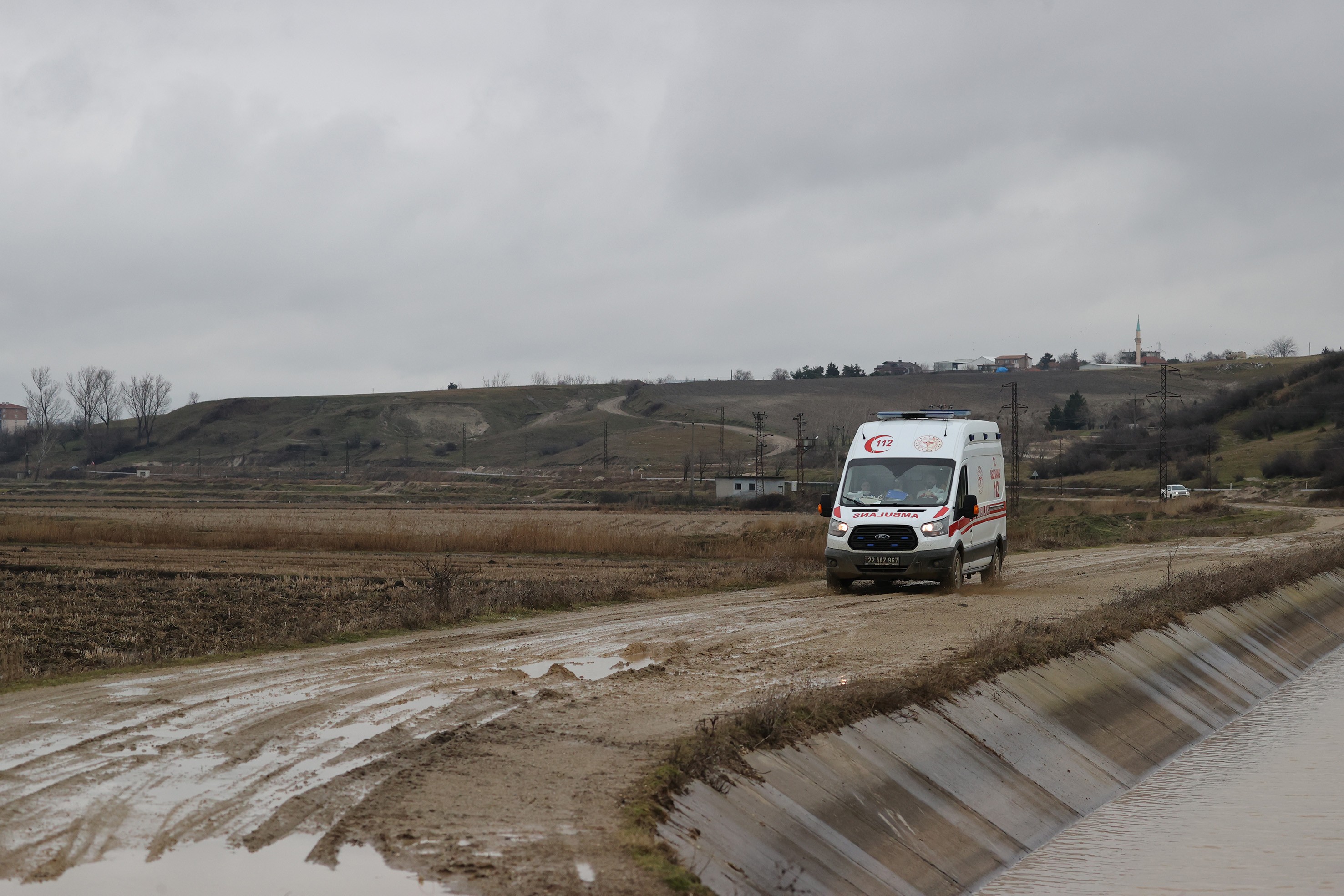 Edirne'nin İpsala ilçesinde 9 düzensiz göçmen ölü bulundu. Bölgeye çok sayıda ambulans gönderildi.