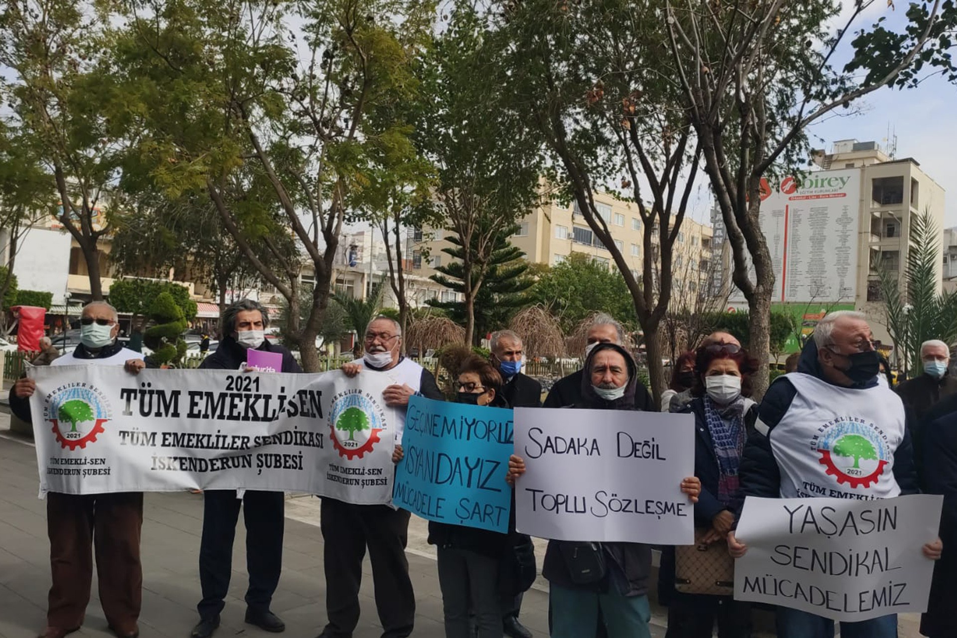 İskenderun'da zamlara karşı açıklama düzenlendi