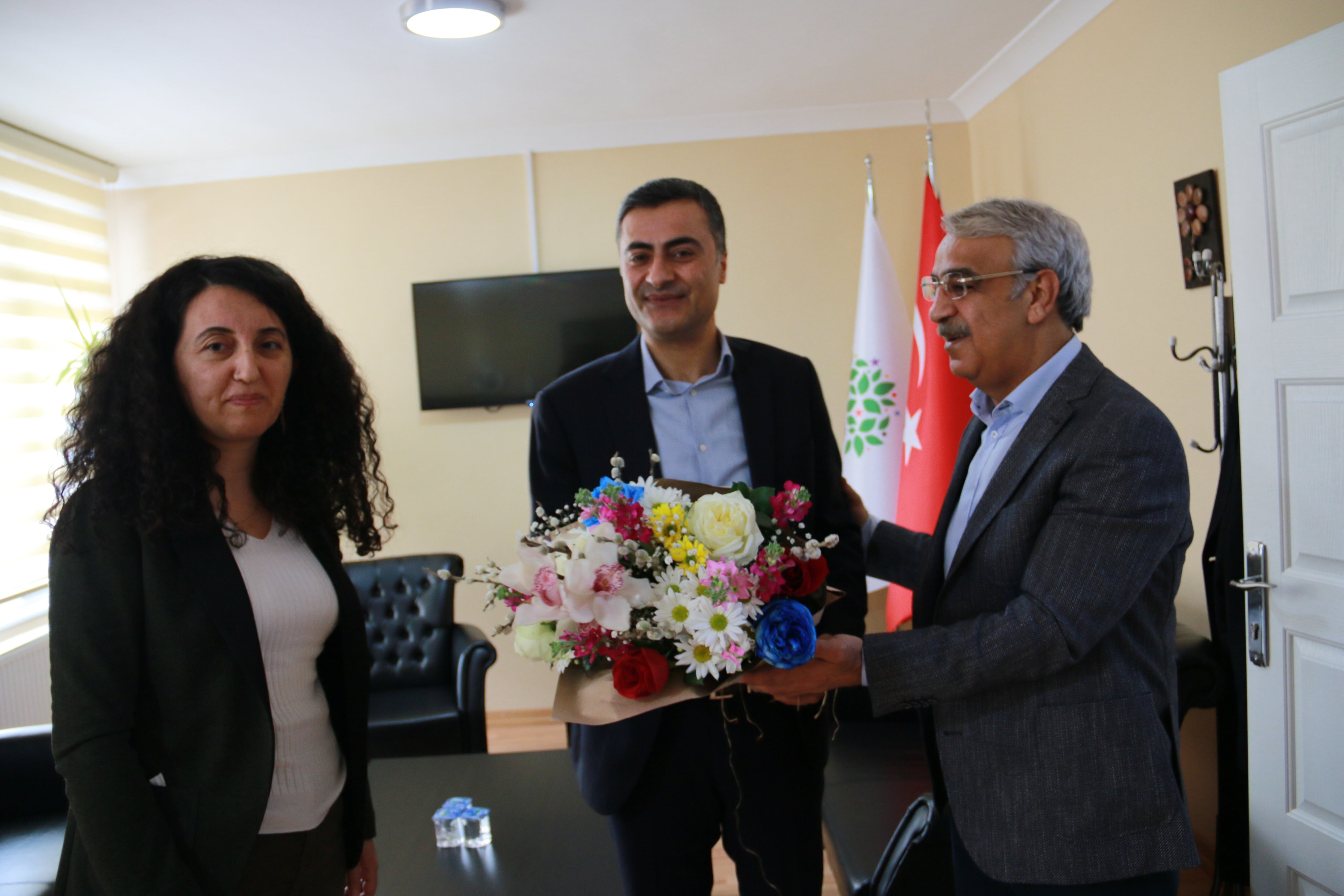 Ebru Günay (sağda), Abdullah Zeydan (ortada), Mithat Sancar (sağda)