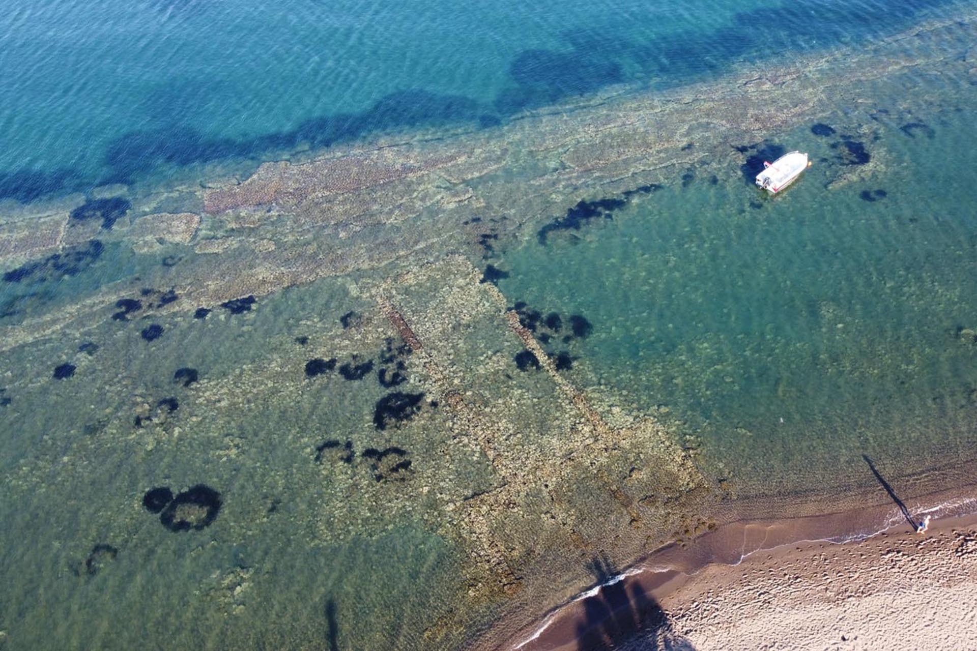 Dikili’deki Atarneus Antik Kenti limanı kalıntıları