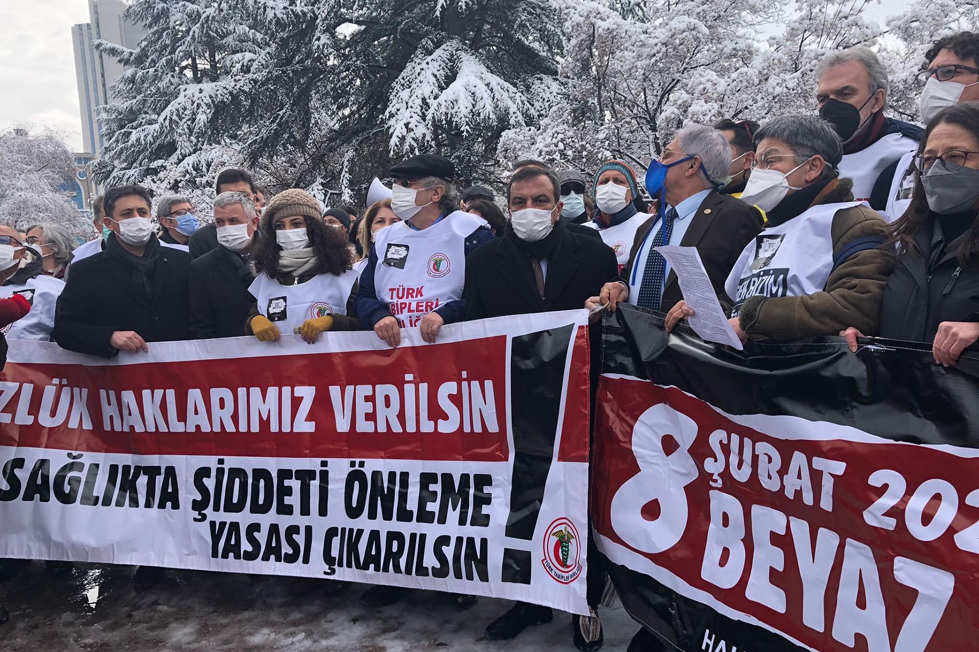 Hekimler meclis önünde açıklama yaptı