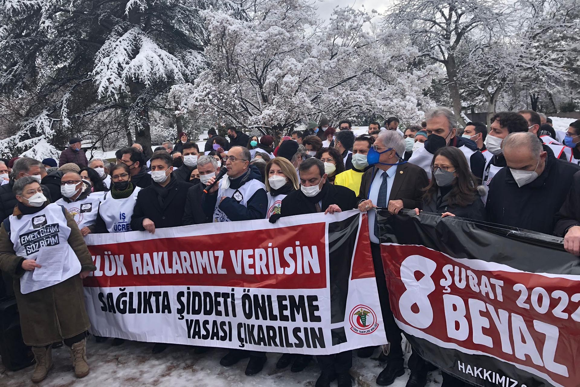 Hekimler meclis önünde açıklama yaptı