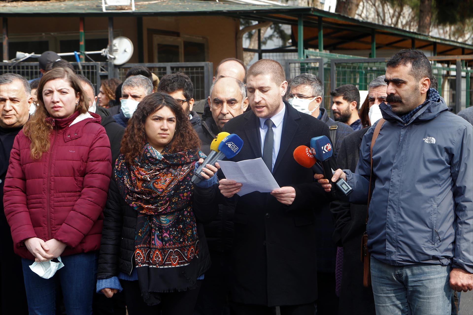 Diyarbakır'da kitle örgütü temsilcileri adliye önünde açıklama yaptı