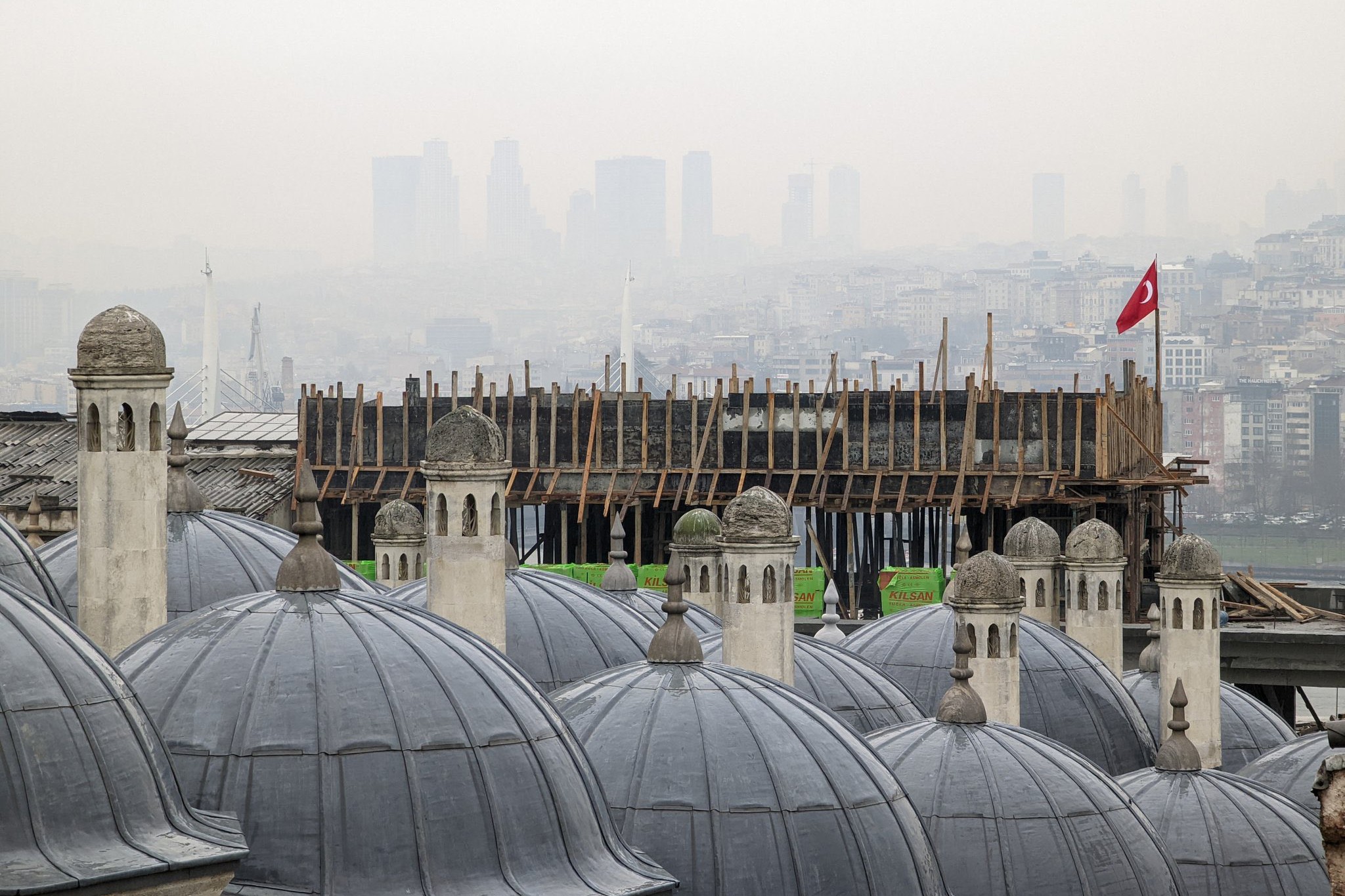 Süleymaniye Camii'nin önündeki inşaat.