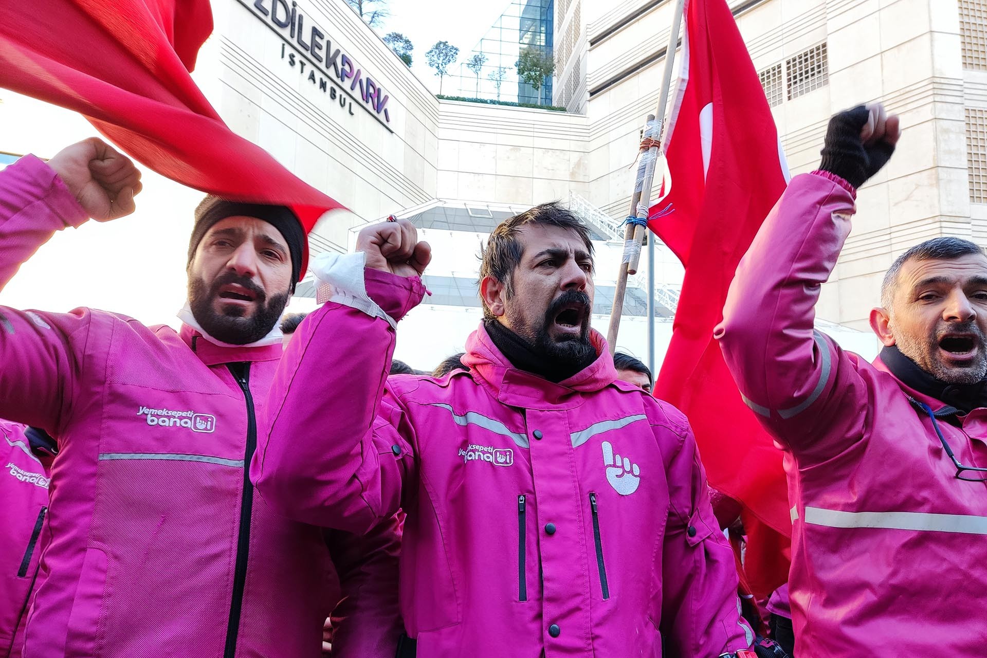 Yemeksepeti işçileri slogan atıyor