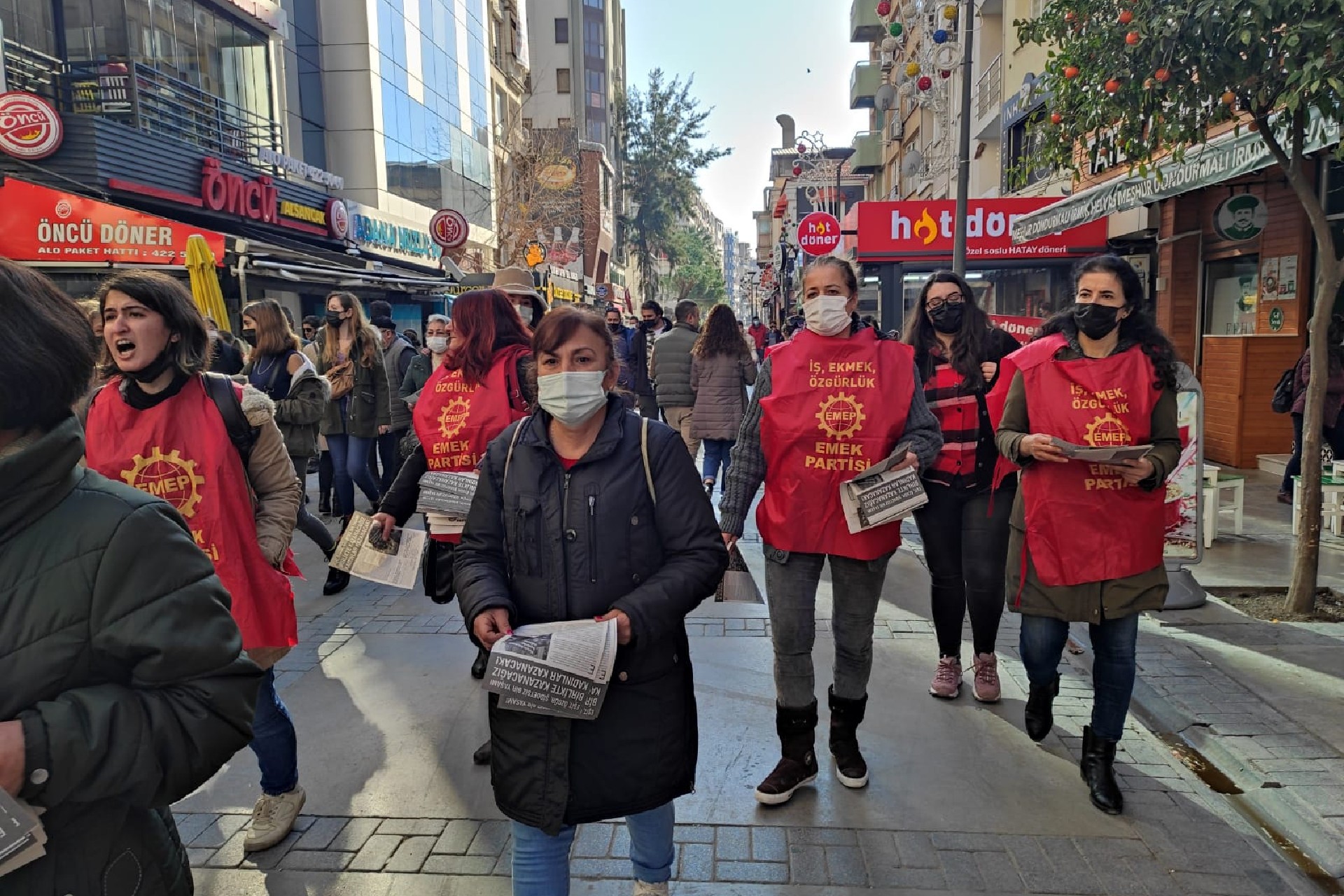 İzmir'de Emek Partili kadınlardan bildiri dağıtımı 