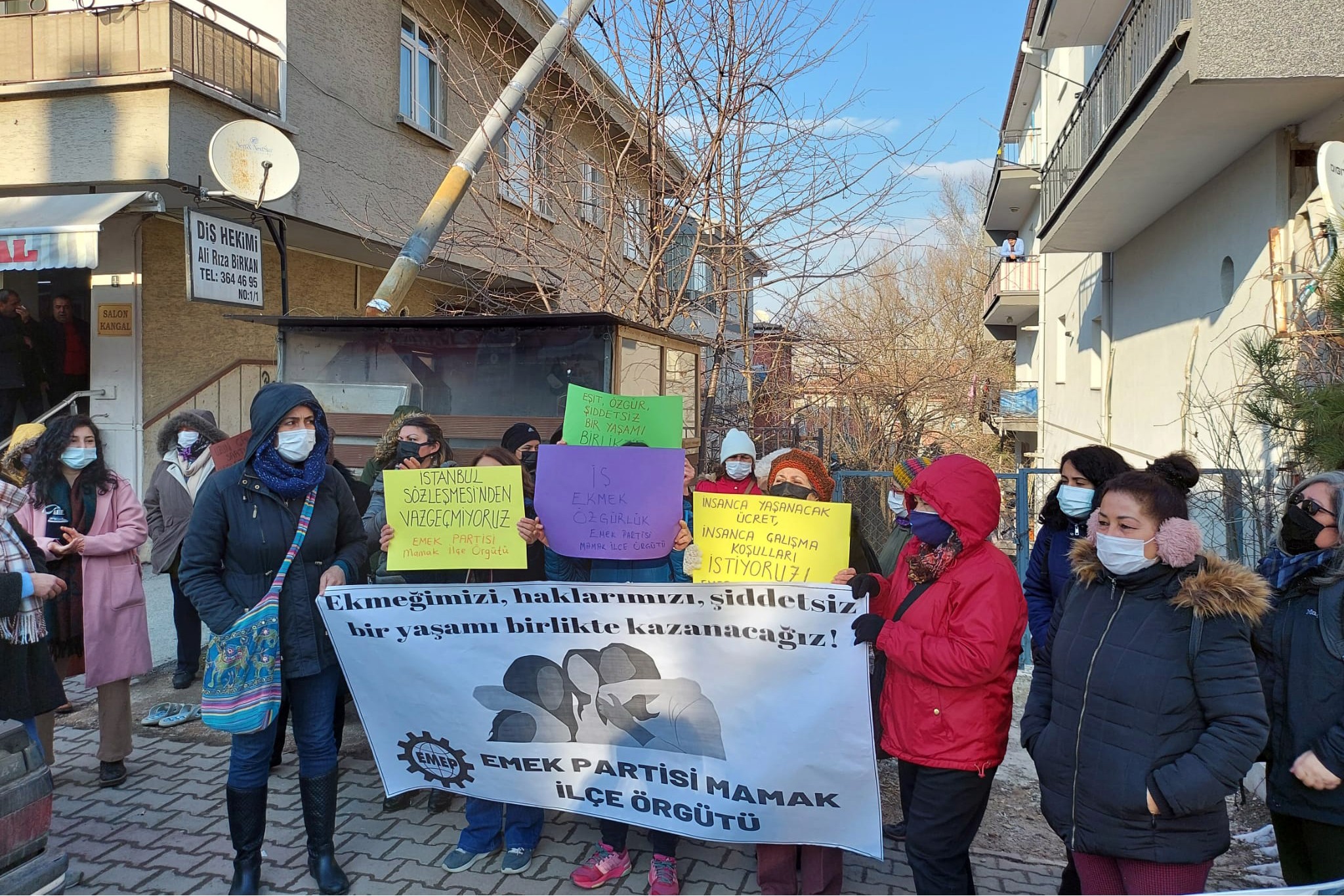 Ankara'nın Mamak ilçesinde Emek Partili kadınların yaptığı açıklamadan bir fotoğraf.