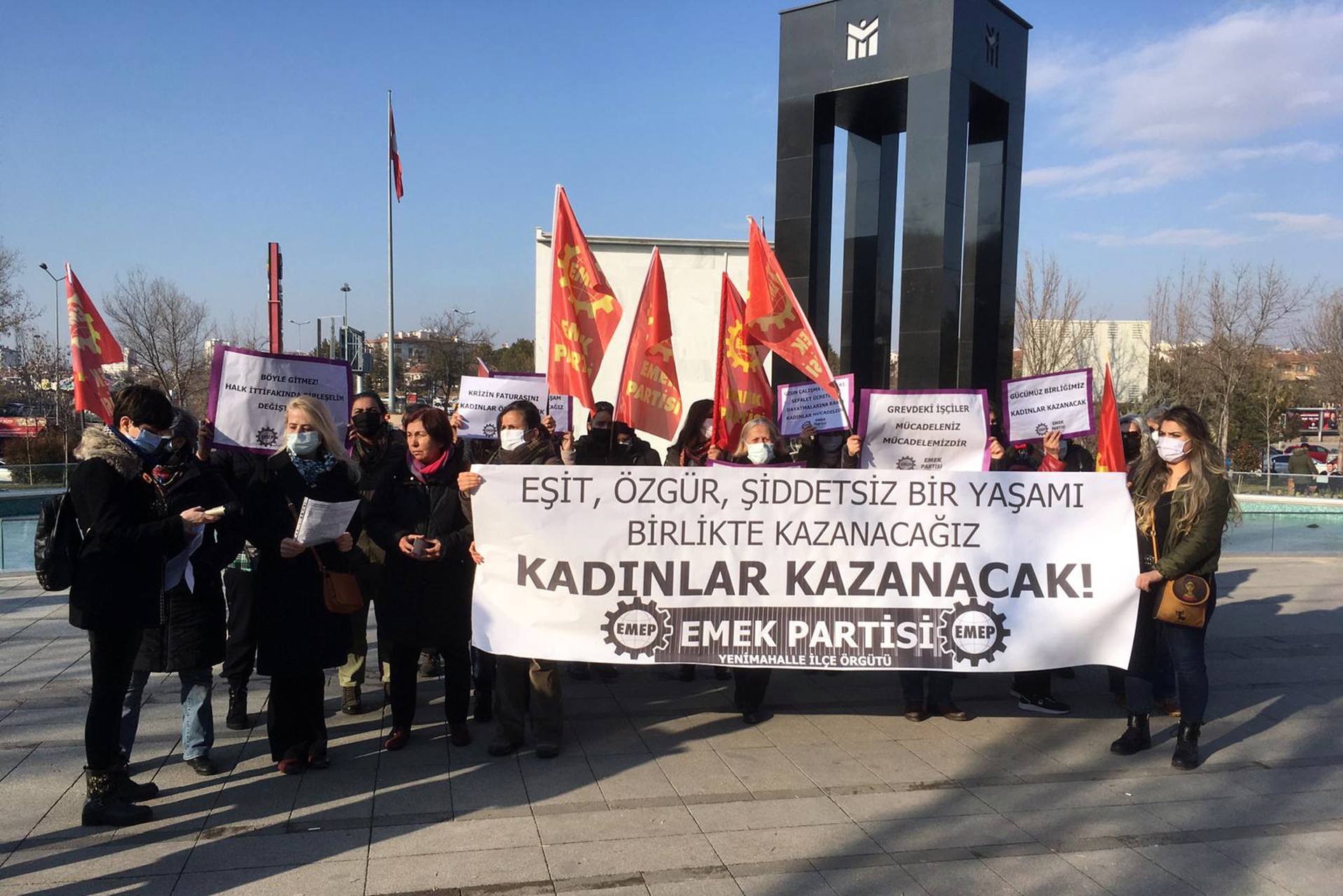 Ankara'nın Yenimahalle ilçesinde Emek Partili kadınların yaptığı açıklamadan bir fotoğraf.