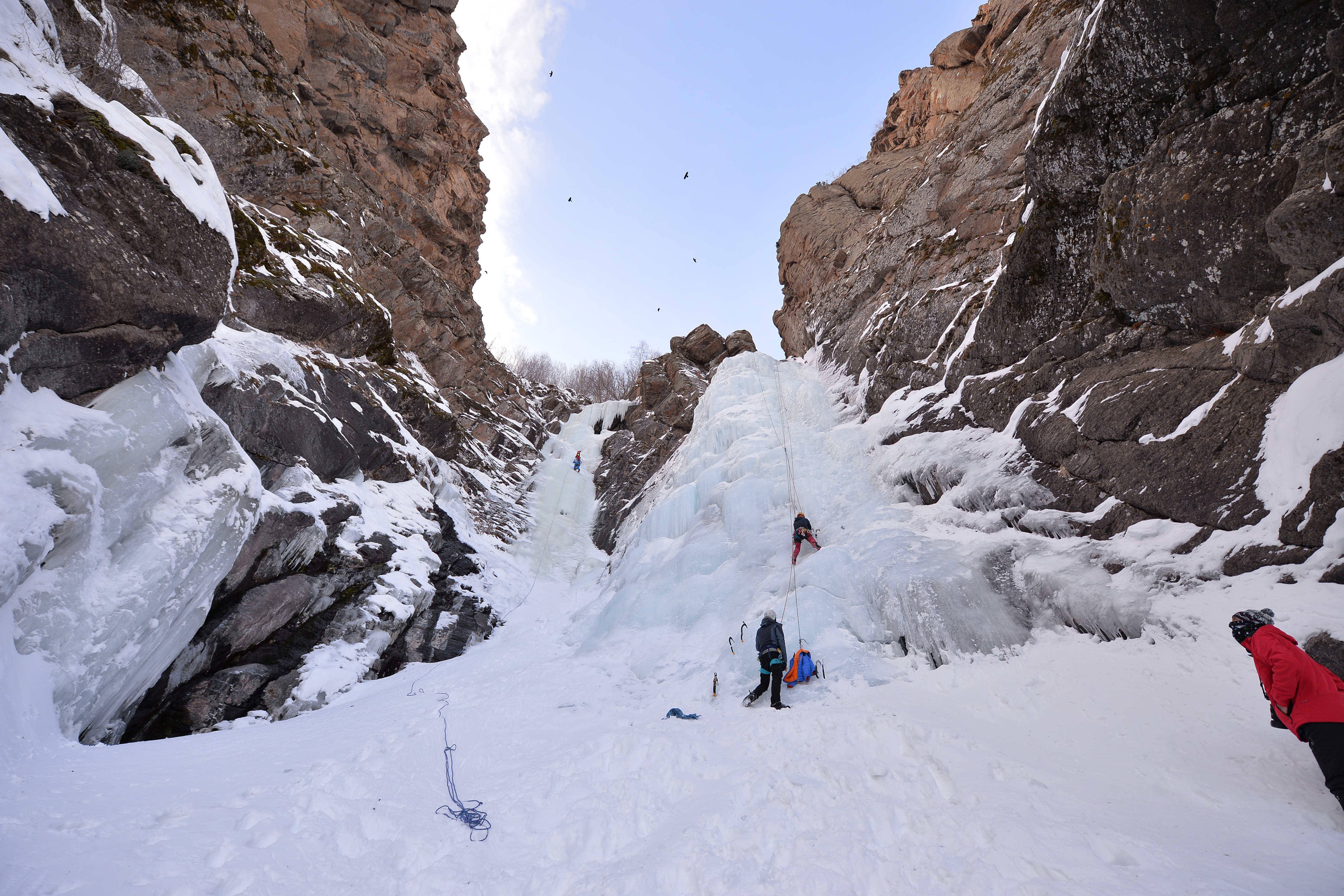 Erzurum'da sporcular, metrelerce yükseklikteki buzla kaplı doğal şelalelere tırmandı. 