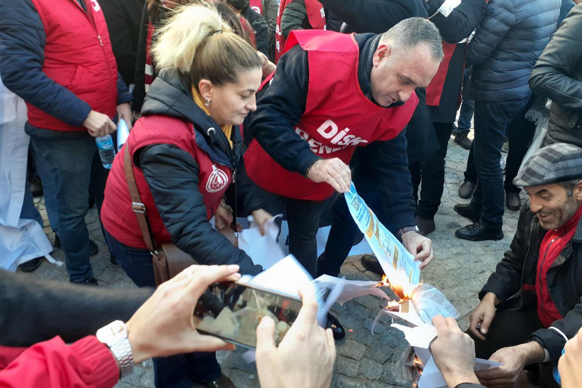 Elektrik faturasını yakan Genel-İş İzmir Şubeleri üyeleri