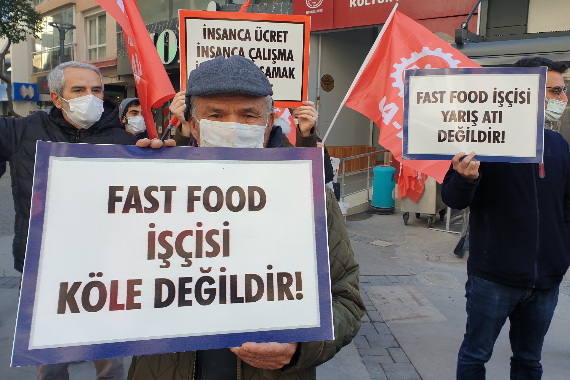 Fast food işçisi köle değildir, yazılı pankart