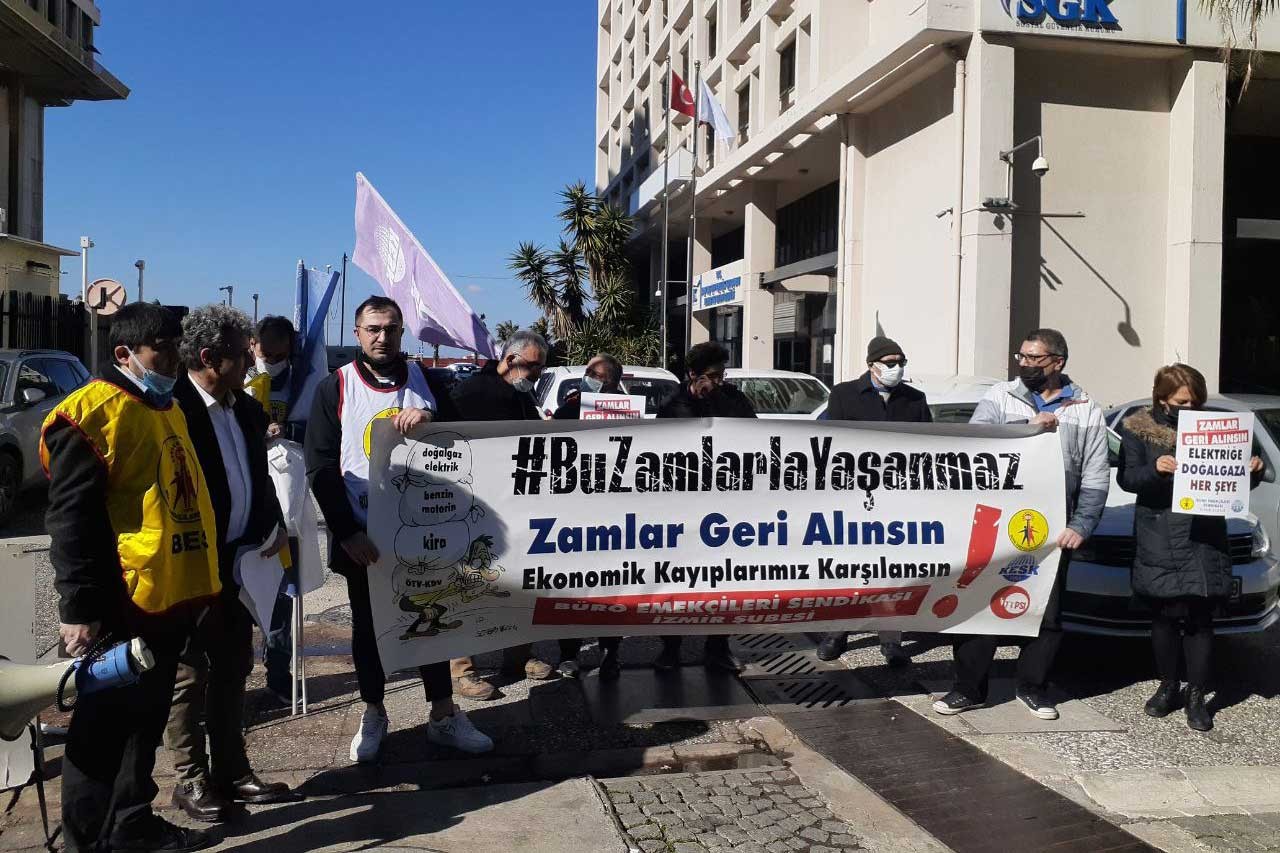 İzmir'de BES üyeleri zamlara karşı fatura yaktı