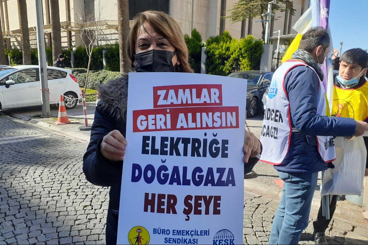 İzmir'de BES üyeleri zamlara karşı fatura yaktı