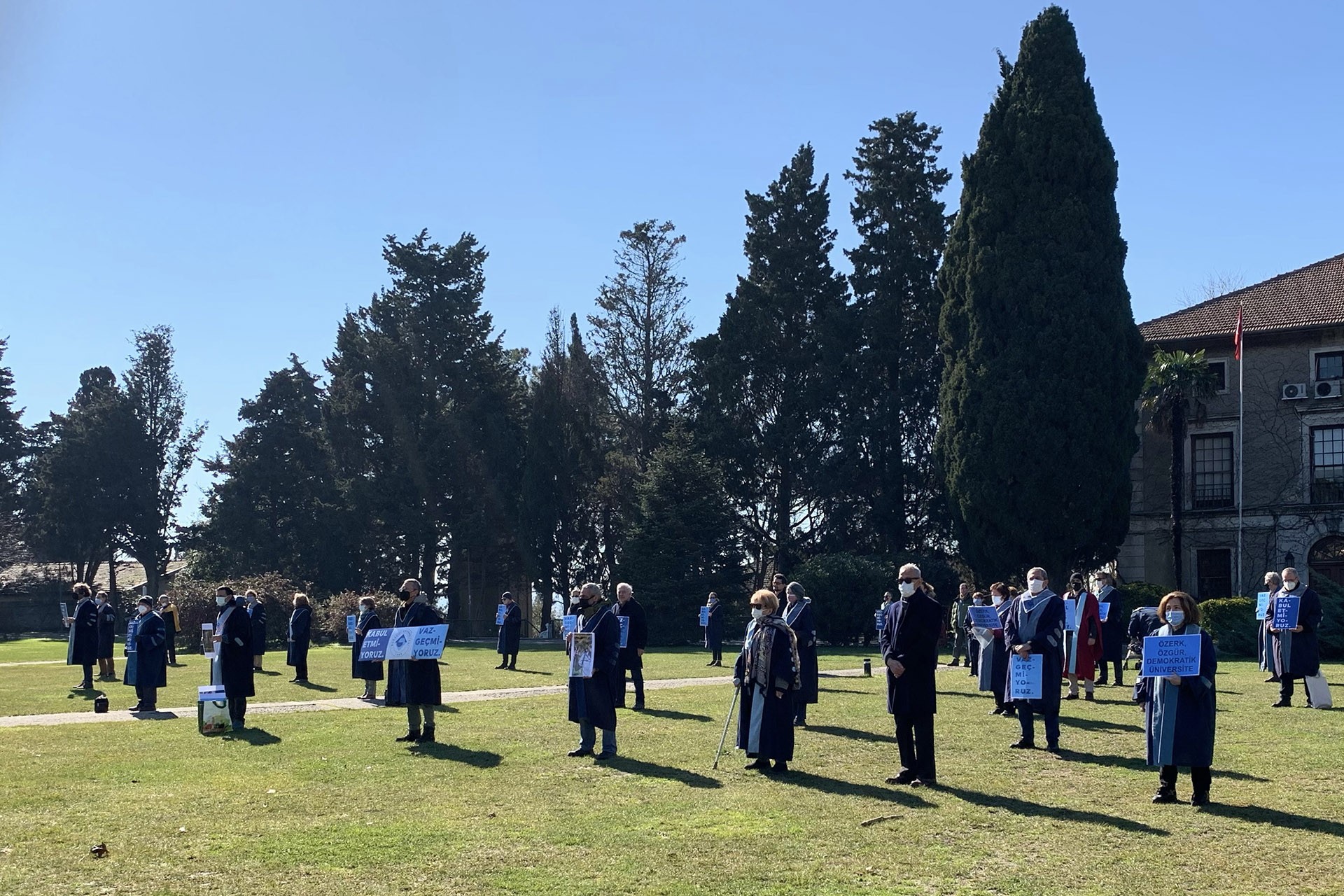 Boğaziçi Üniversitesi akademisyenleri rektörlüğe sırtını çevirdi