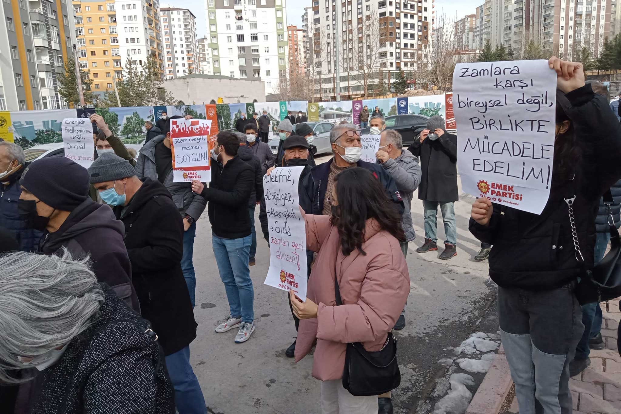 Kayseri'de zamlara karşı eylem düzenleyen EMEP üyeleri