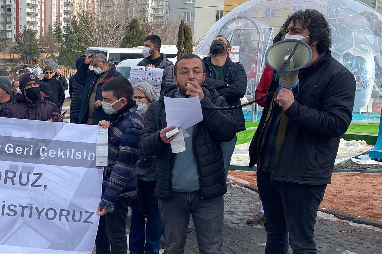 Kayseri'de zamlara karşı eylem düzenleyen EMEP üyeleri