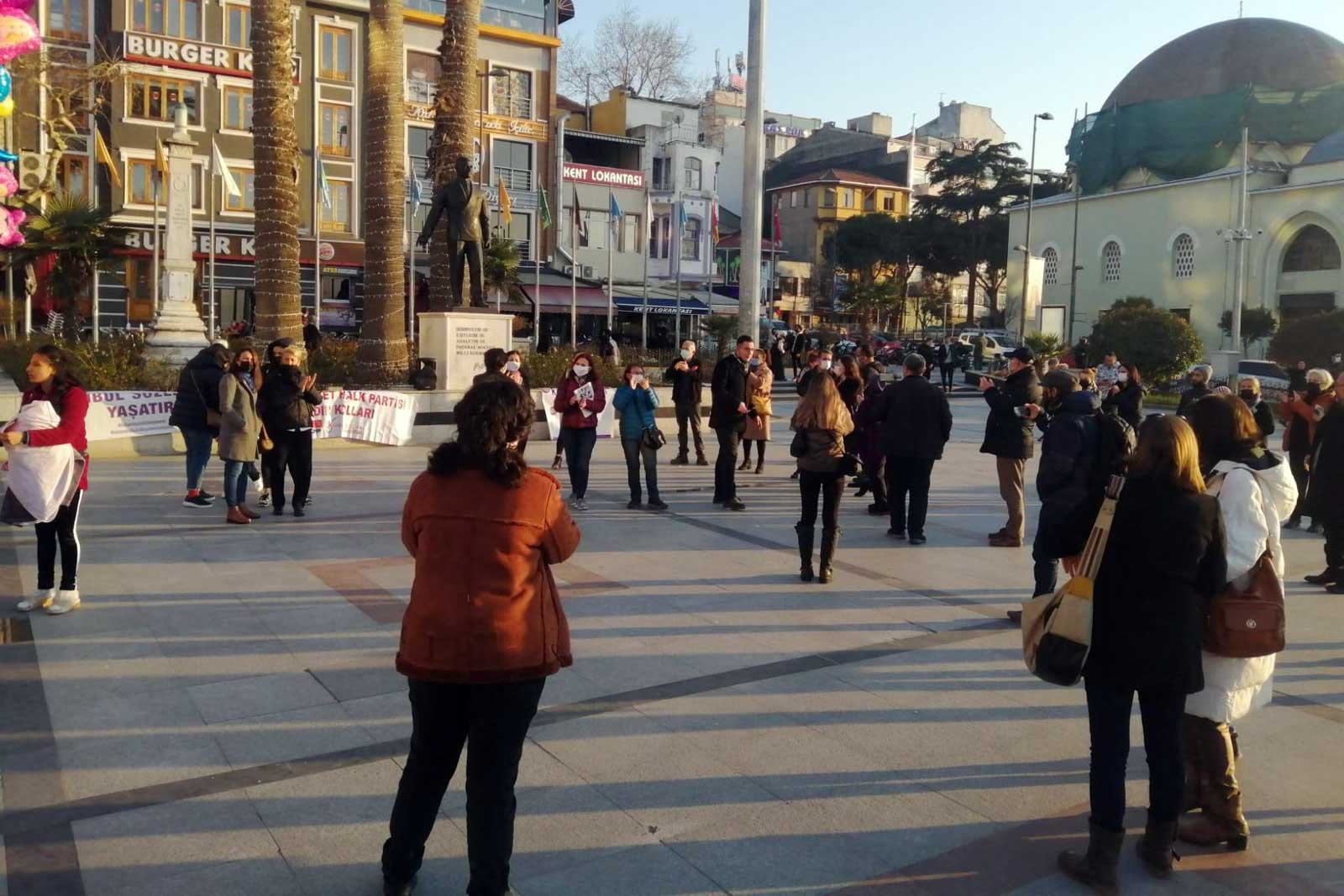 Hazal Alpyörük için Bandırma'da Cumhuriyet Meydanı’nda düzenlenen eylem