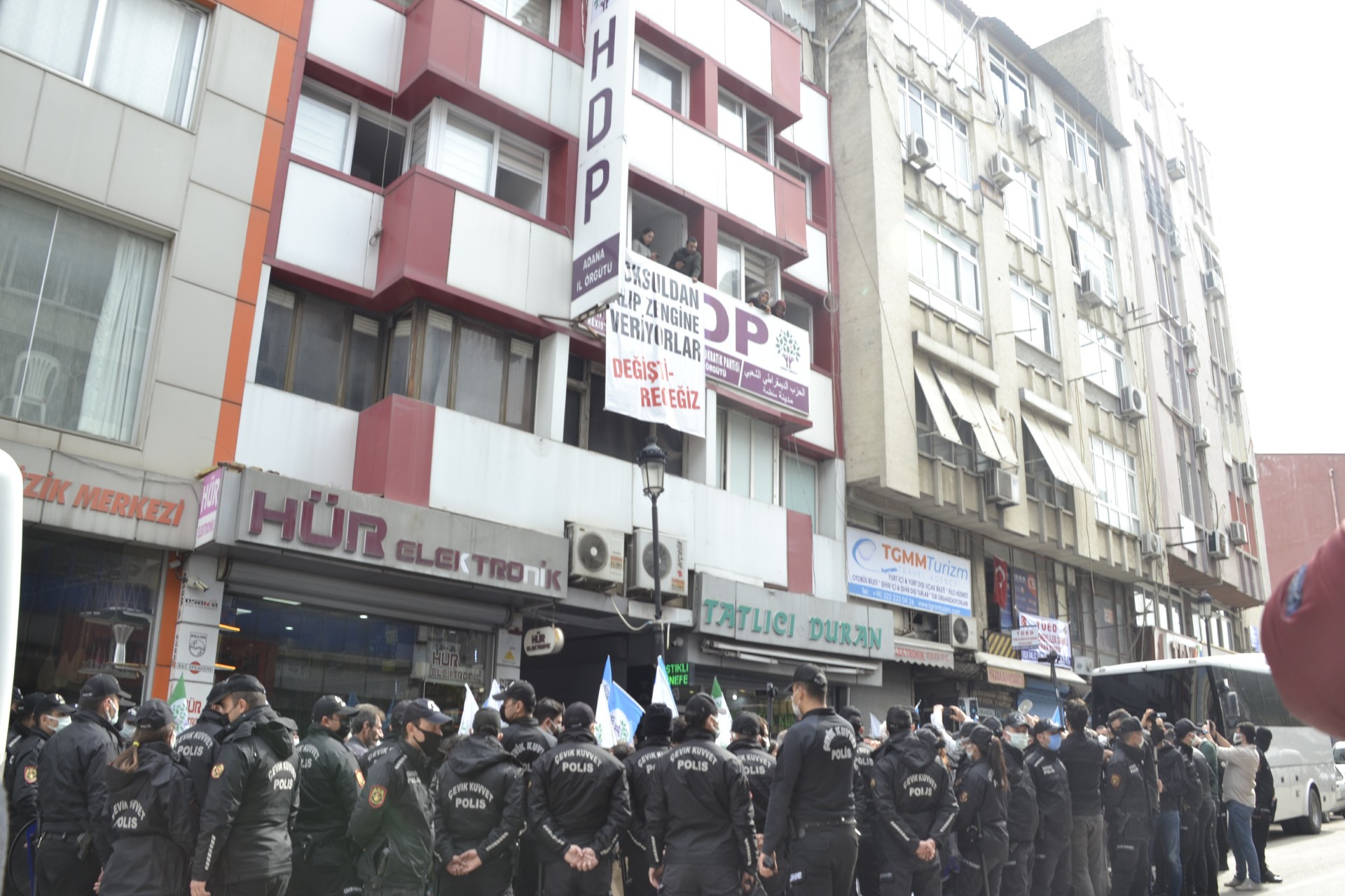 HDP Adana il binası önünde polis