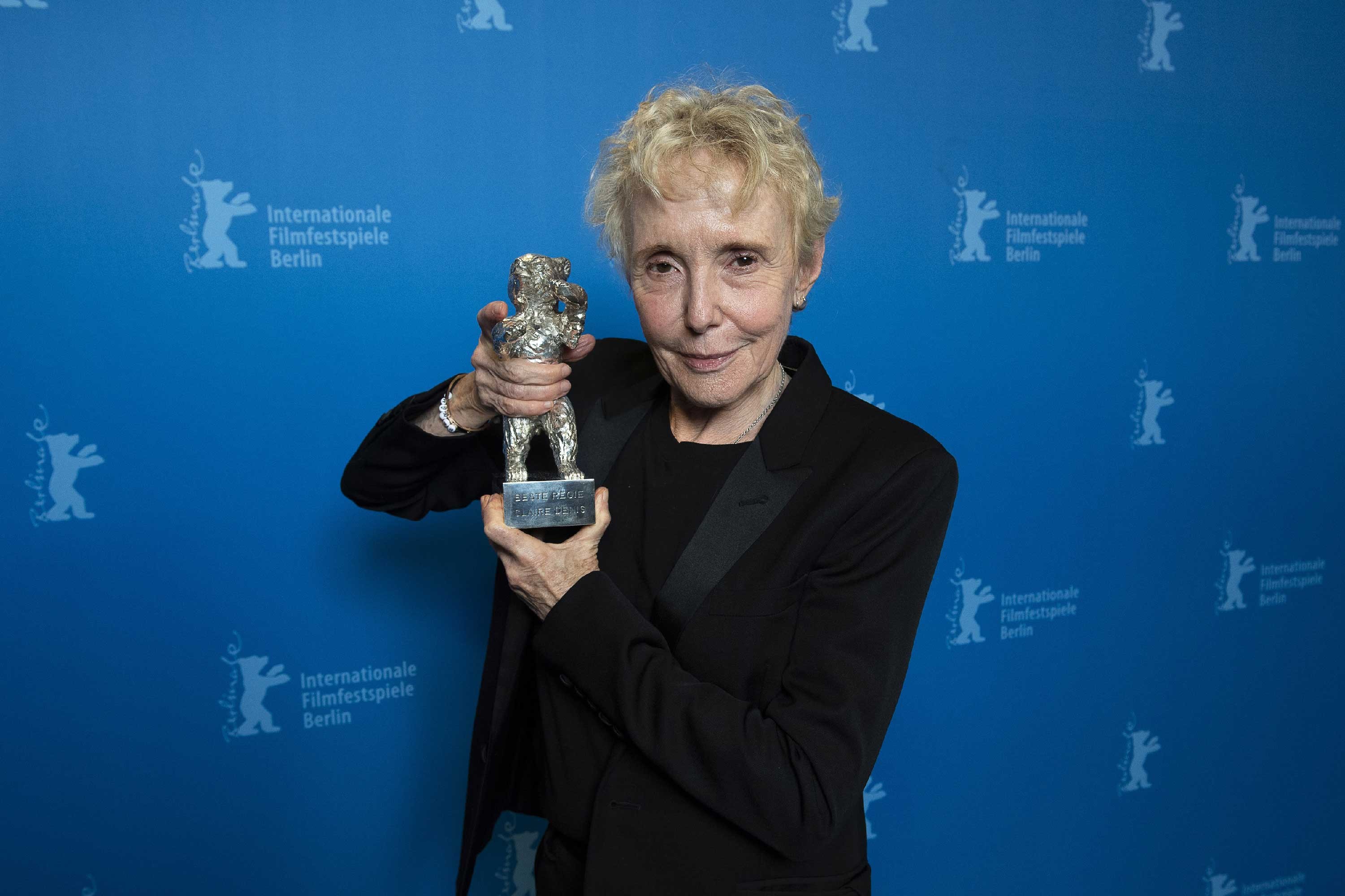 'Avec amour et acharnement (Both Sides of the Blade)' filmiyle En İyi Yönetmen seçilen Claire Denis