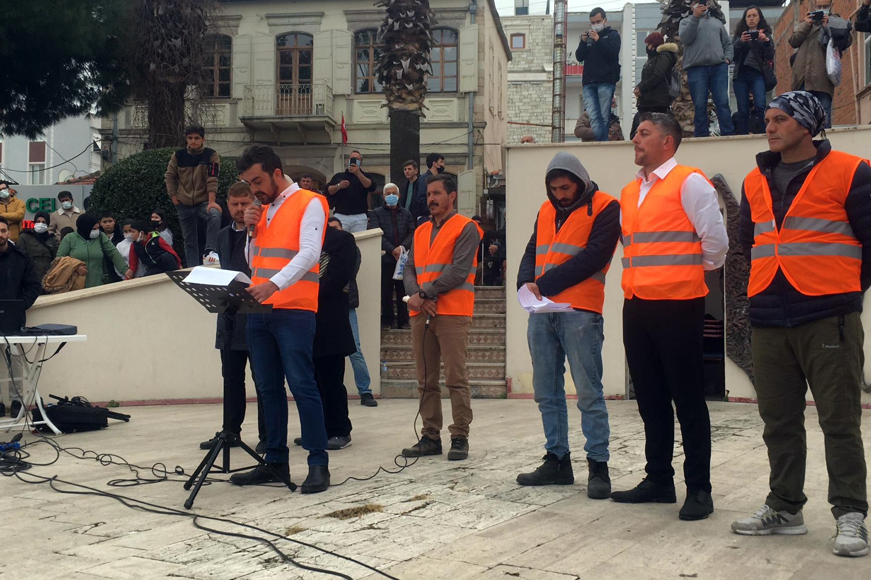 Gemi söküm işçilerinin Aliağa meydandaki açıklaması