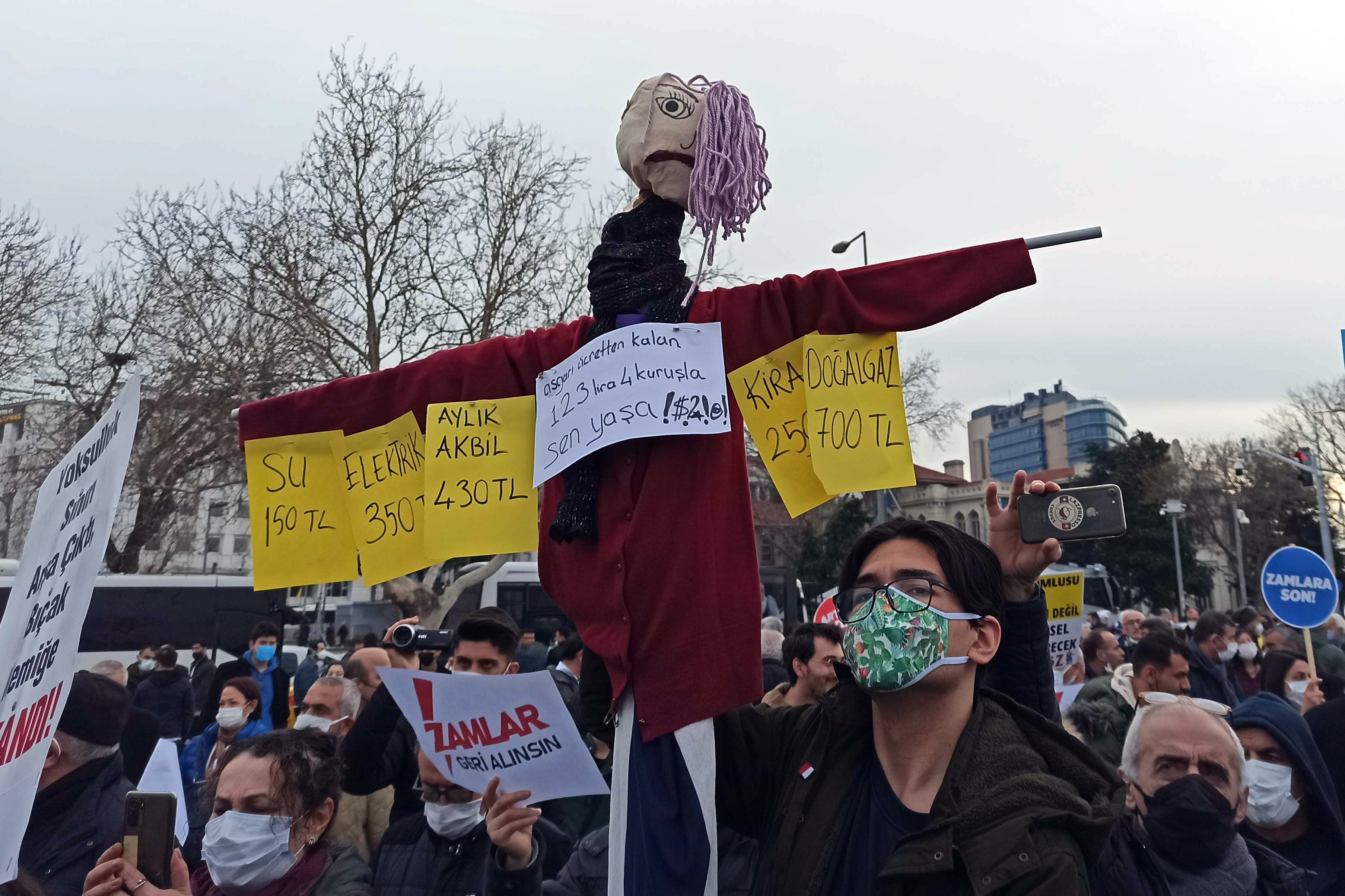 İstanbul'da Zamlar Geri Alınsın Koordinasyonu'nun çağrısıyla yapılan eylemden bir fotoğraf.