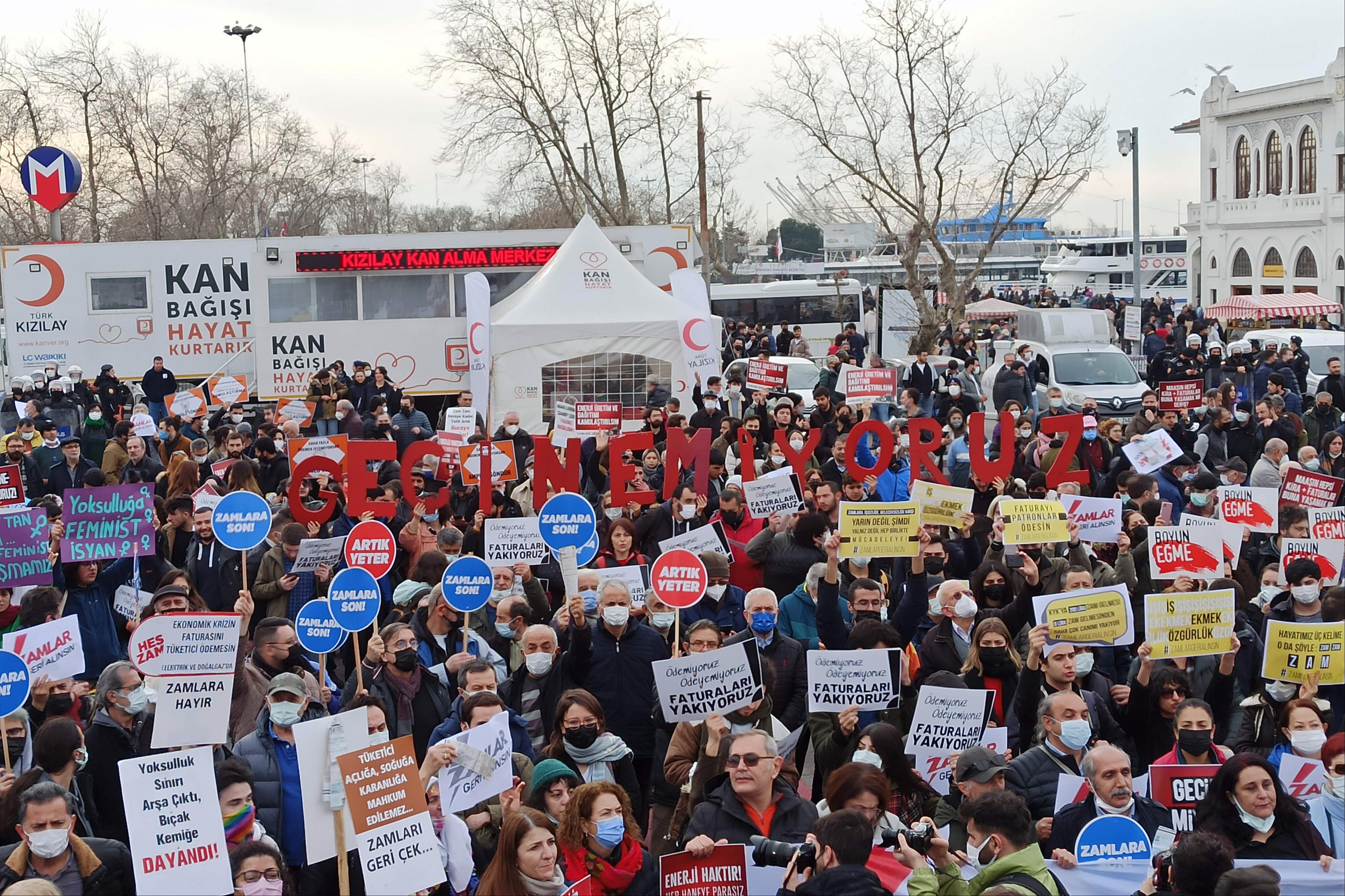 İstanbul'da Zamlar Geri Alınsın Koordinasyonu'nun çağrısıyla yapılan eylemden bir fotoğraf.