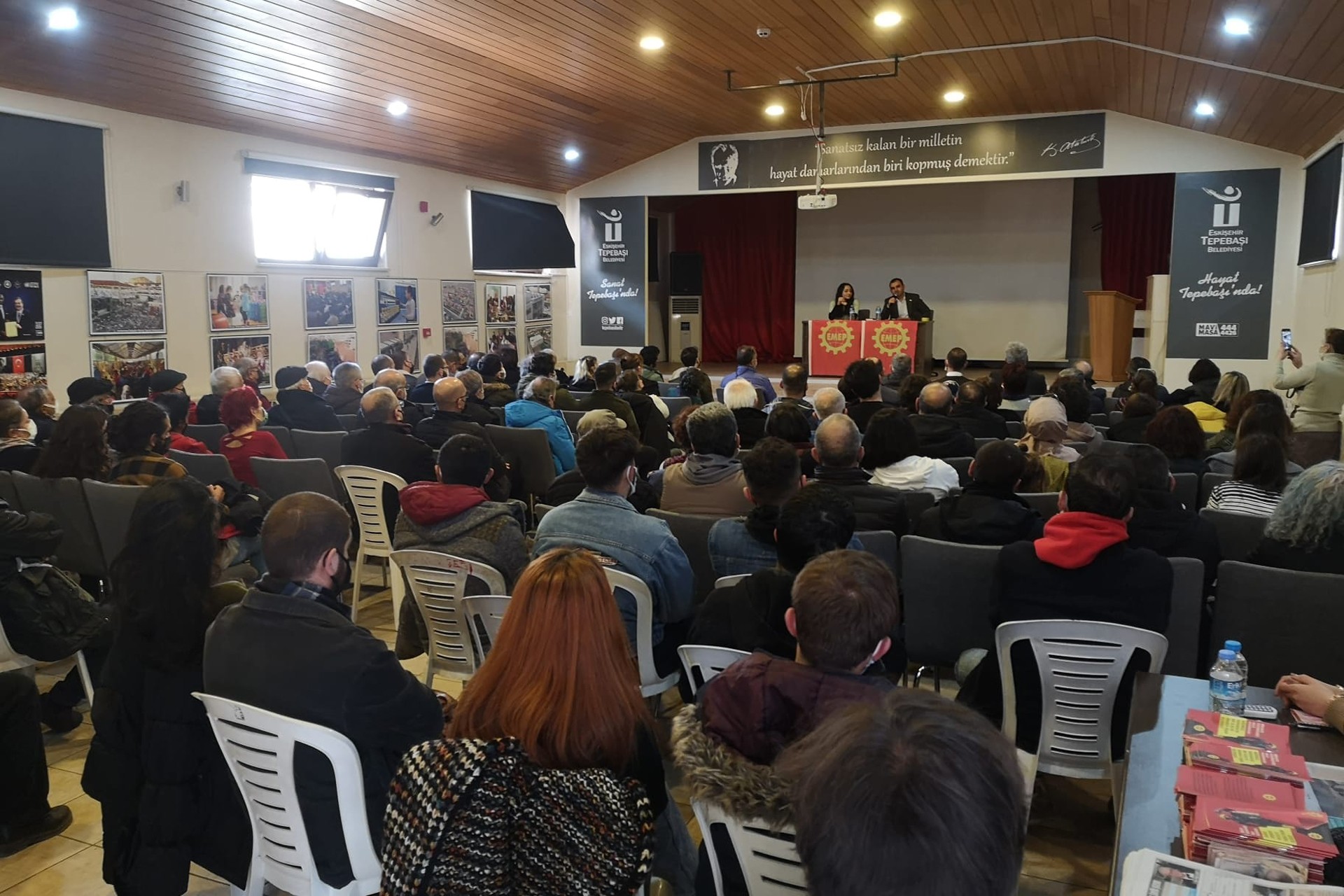 Emek Partisi (EMEP) Genel Başkanı Ercüment Akdeniz'in Eskişehir'de katıldığı halk toplantısından bir fotoğraf.