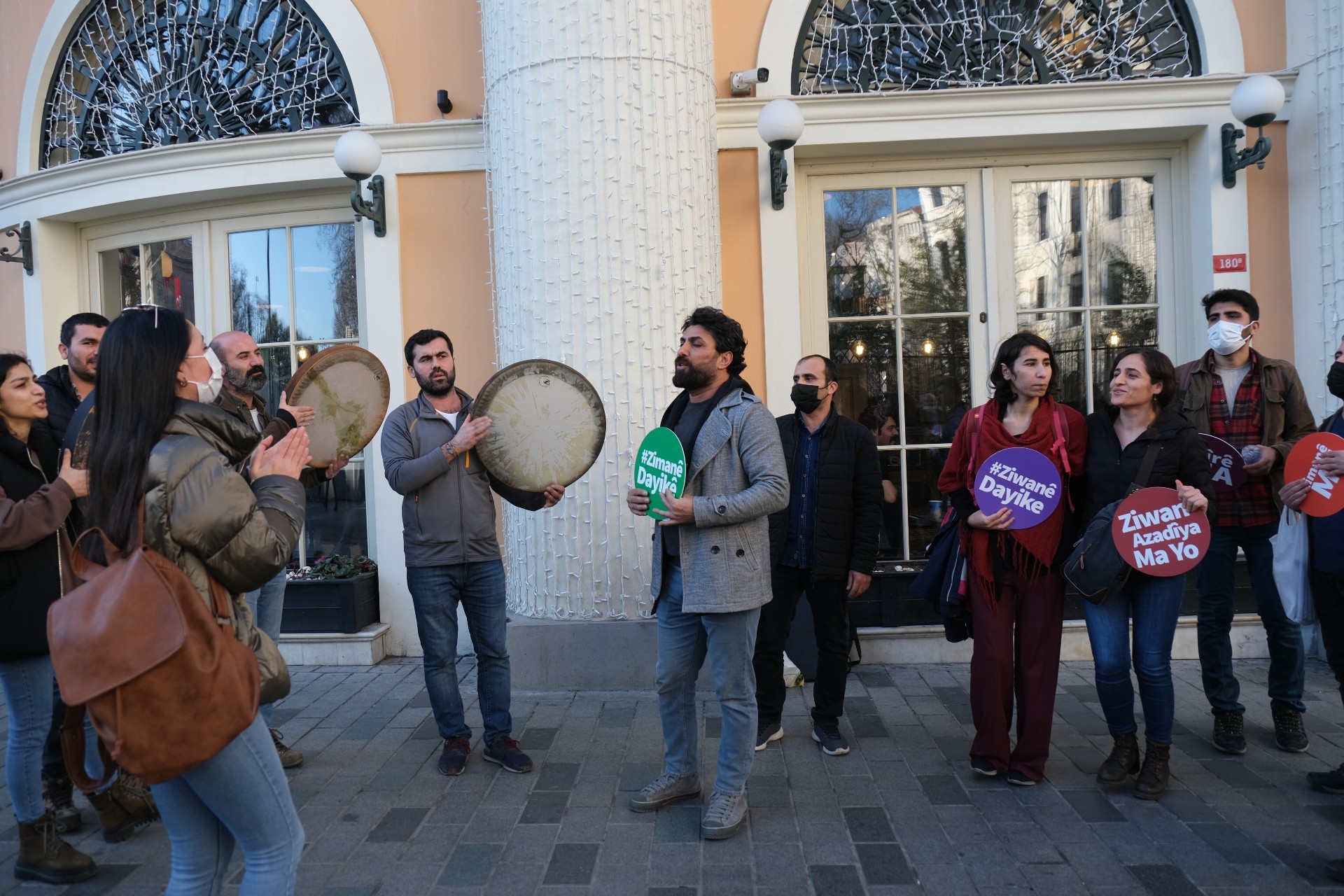 İstiklal'de bendir çalan müzisyenler