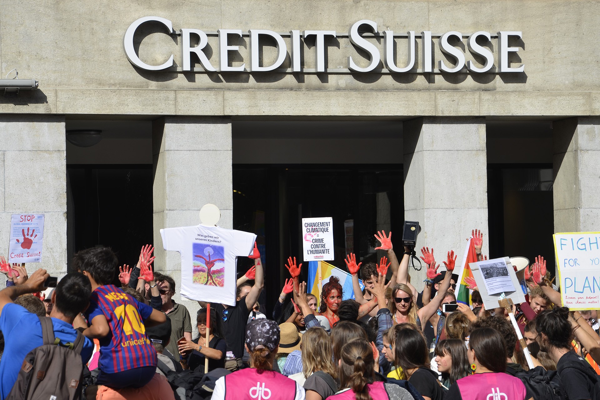 Credit Suisse binası önünde eylem