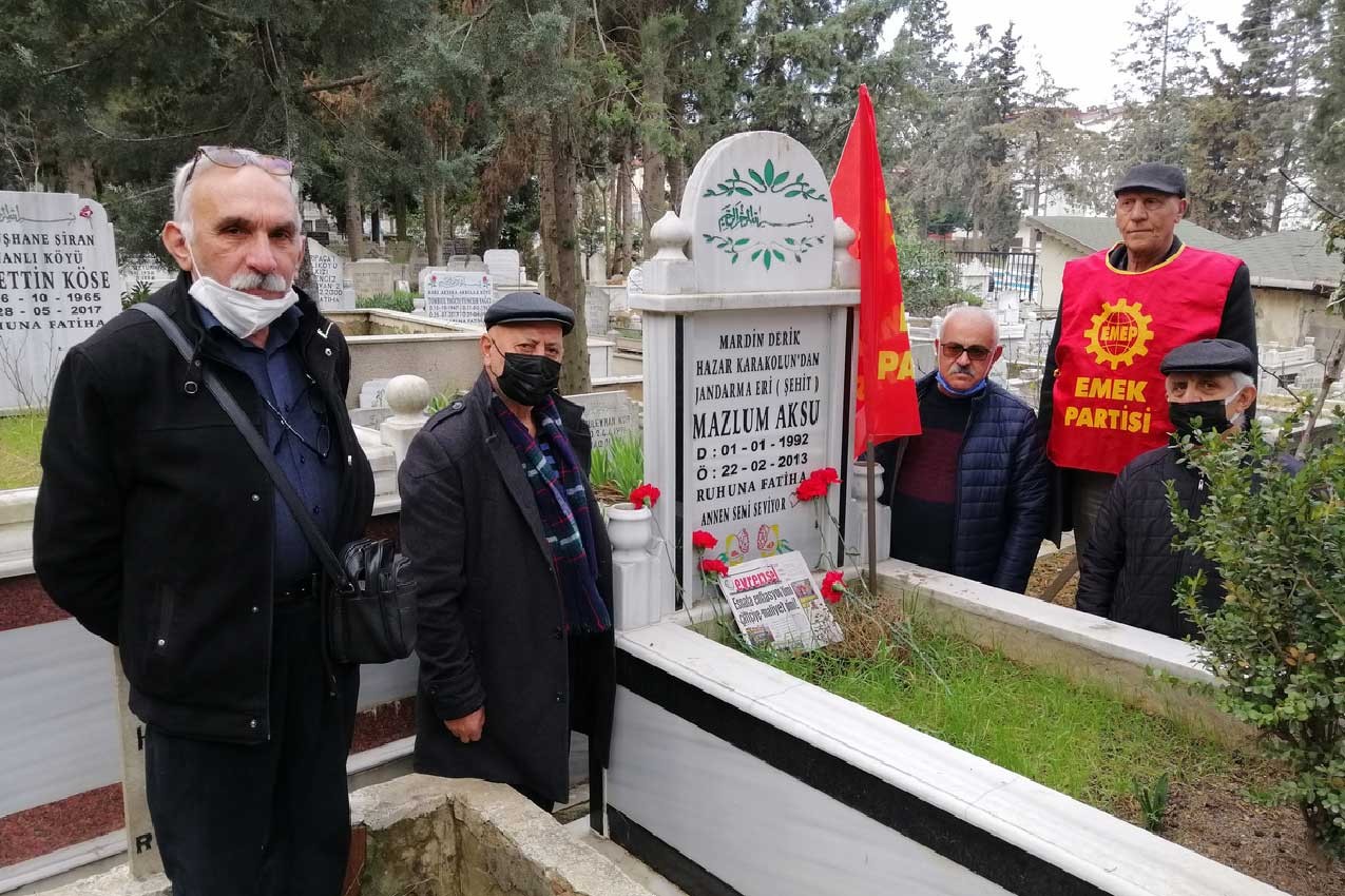 Mazlum Aksu'nun mezarı başındaki anma töreni