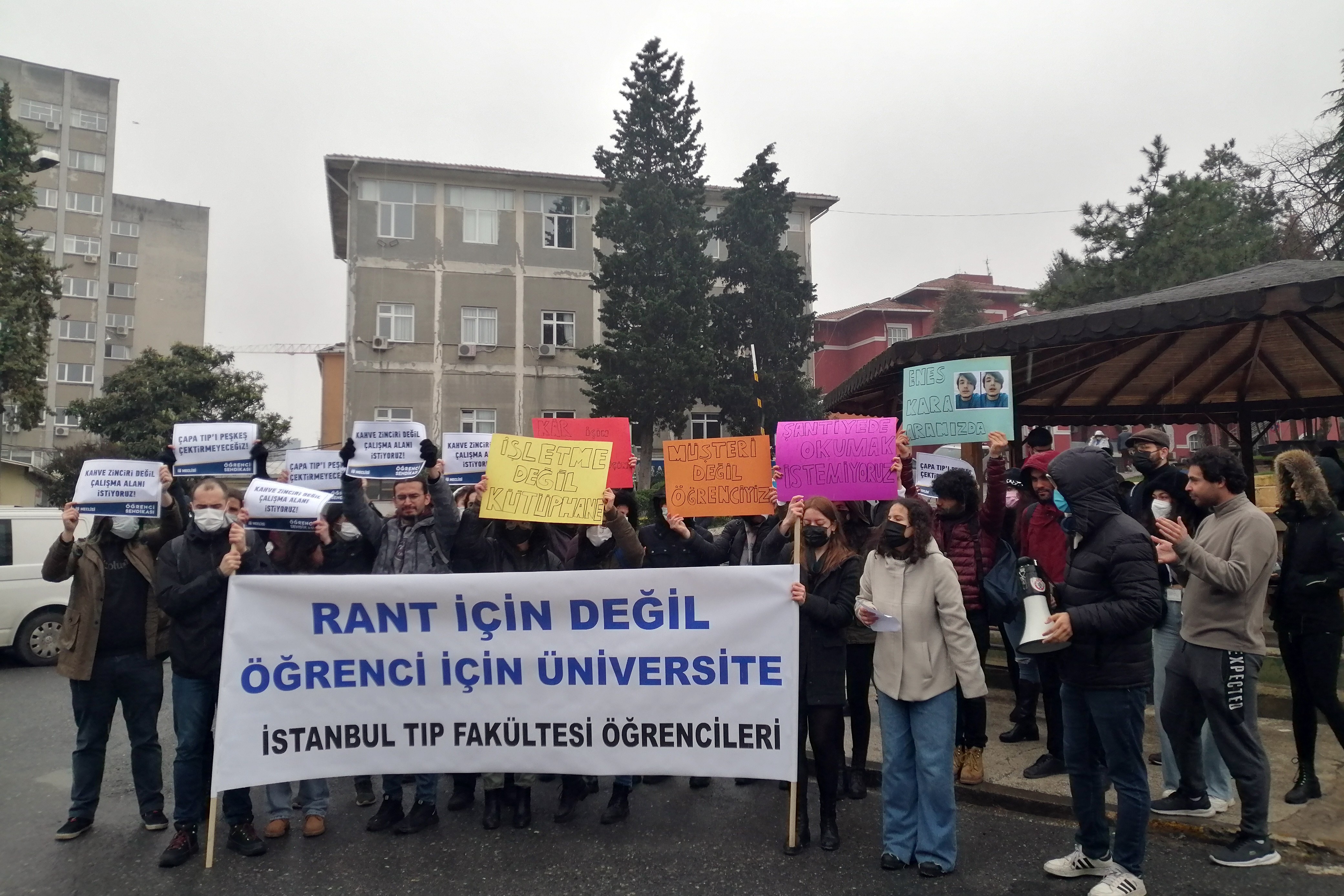 İstanbul Üniversitesi Çapa Tıp Fakültesi öğrencilerinin protestosundan bir fotoğraf.