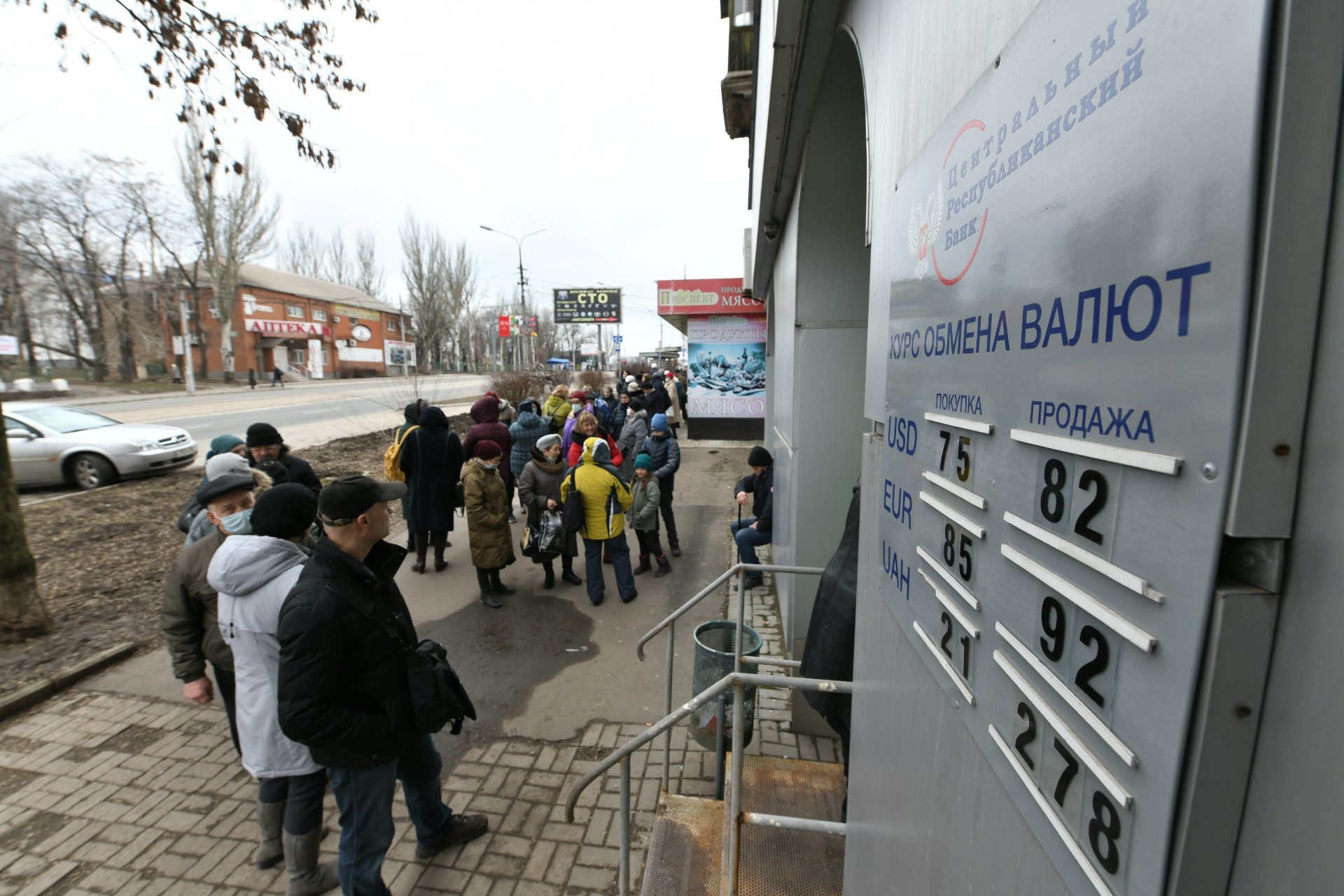 Donetsk’te banka kuyruklarında bekleyenler