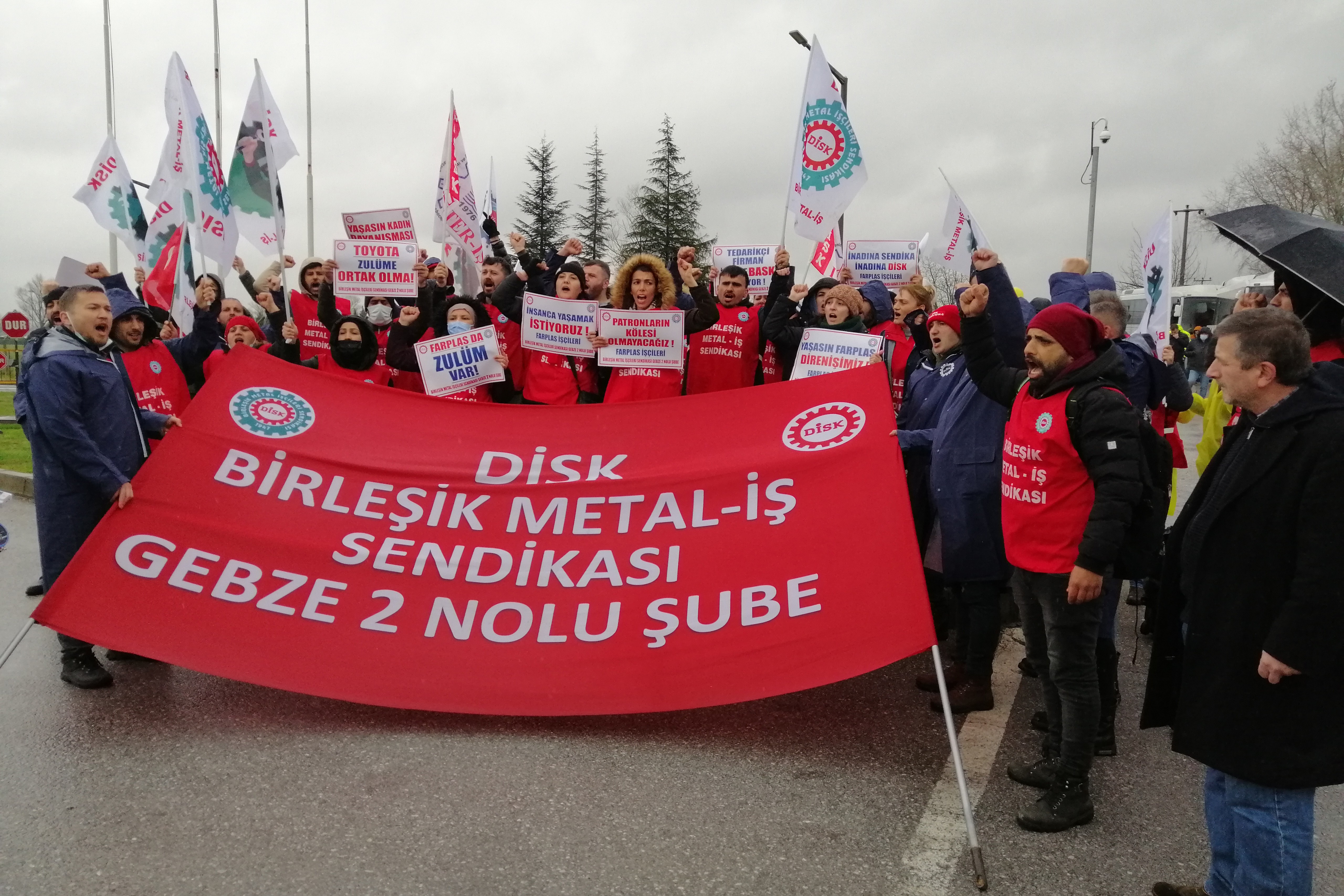 Farplas işçilerinin Toyota fabrikası önünde yaptığı protesto eyleminden bir fotoğraf.