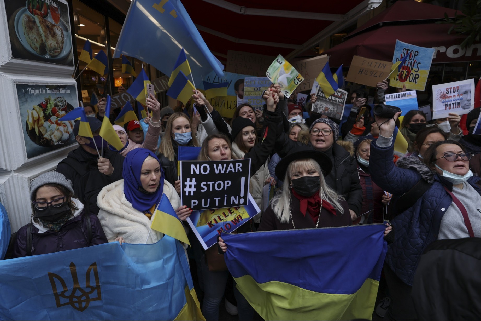 Ukrayna vatandaşları konsolosluk önünde eylem yapıyor 