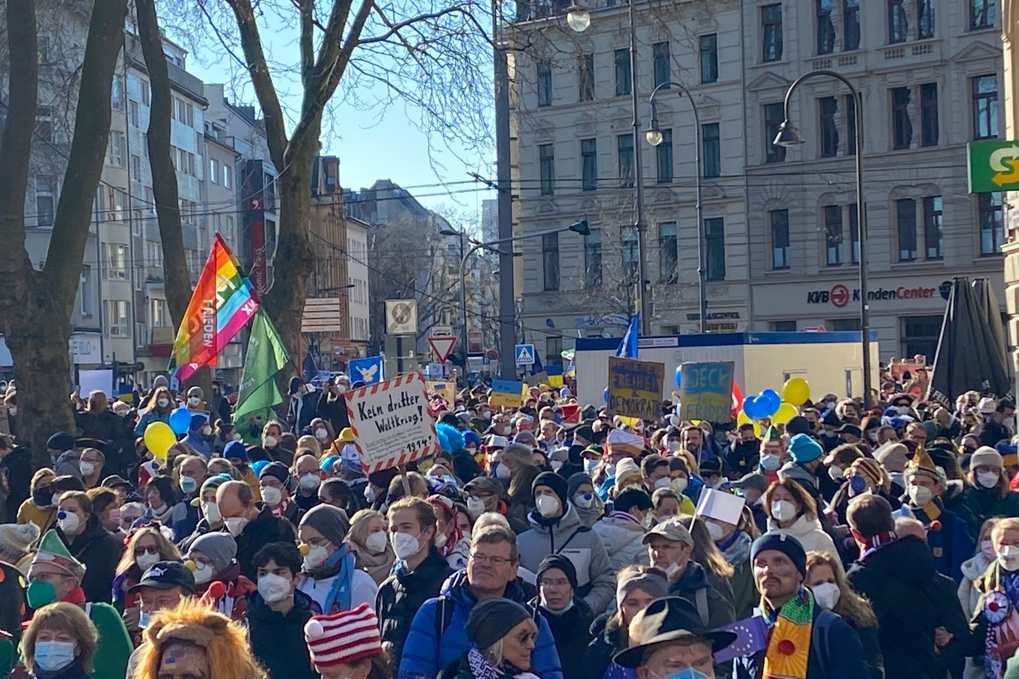 Festival, köln binlerce kişi, savaş karşıtı