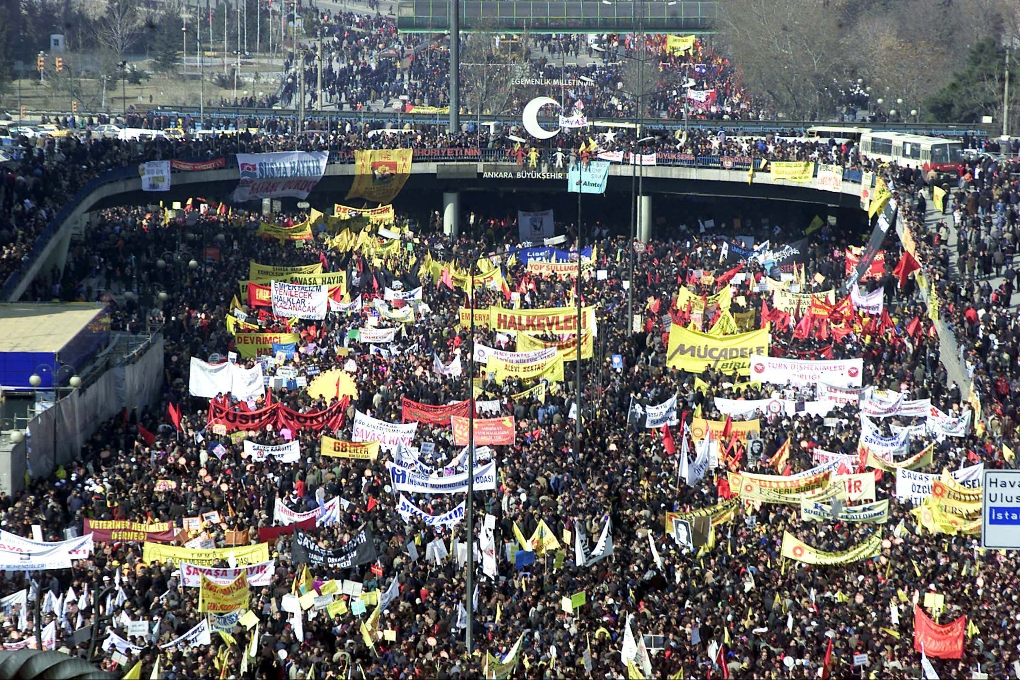 1 mart 2003'de Ankara Sıhhıye'de yapılan miting