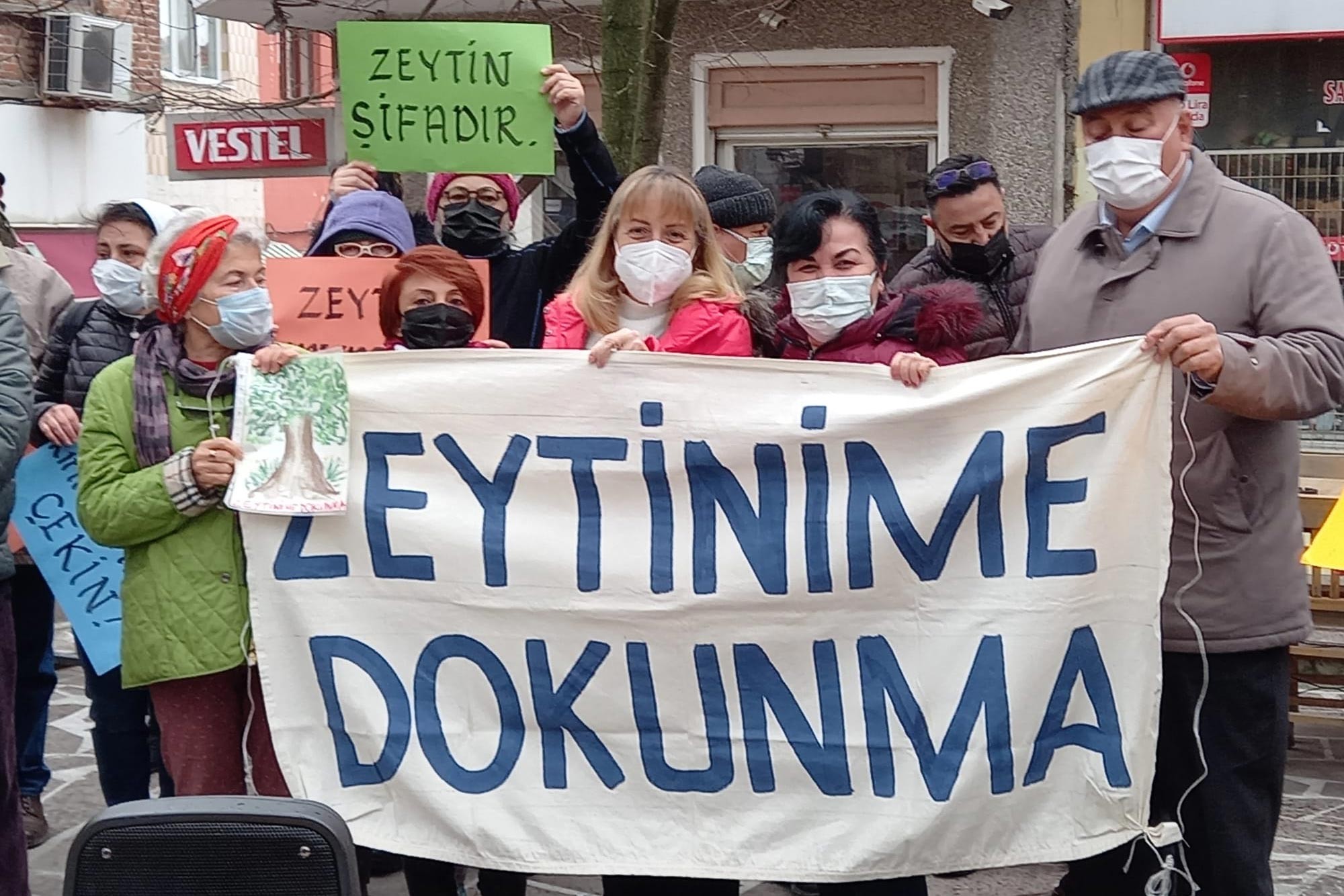 Zeytinime dokunma pankartı ve açıklamaya katılanlar