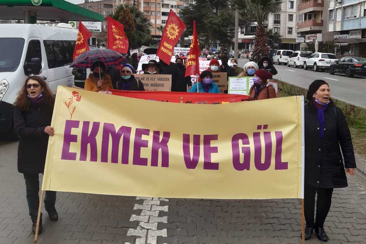 Ekmek ve Gül pankartı arkasında yürüyen kadınlar