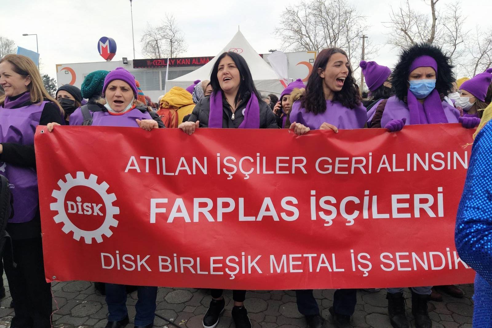 8 Mart kadın buluşmasında, kadınlar pankartlar dövizler