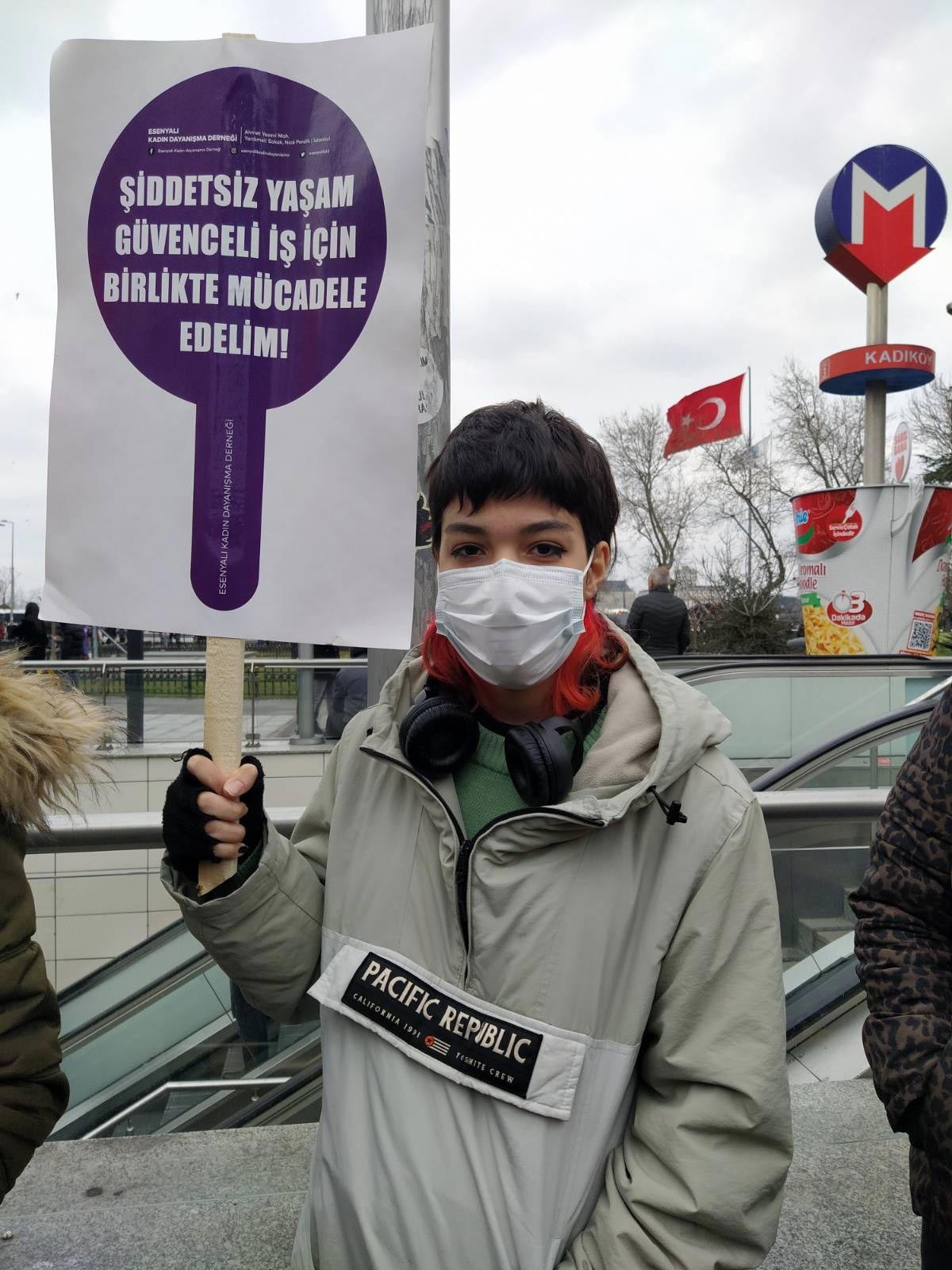 8 Mart kadın buluşmasında, kadınlar pankartlar dövizler